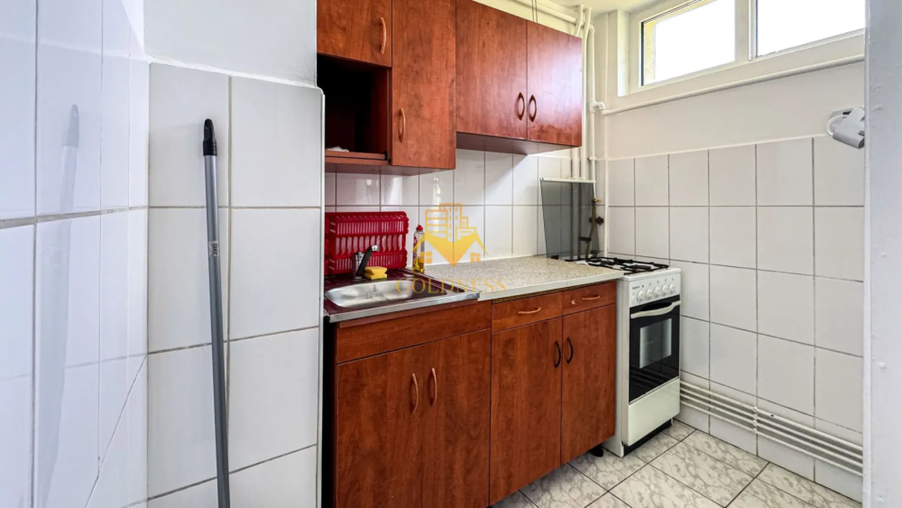 O camere, 31 mp, Gheorheni, Constantin Brancusi Zona BT, Mega Image - GOLDNESS Imobiliare vă propune spre închiriere un apartament cu o camera complet mobilata și utilata, la Parter într-un imobil de 4 etaje, în Cartierul Gheorgheni.
Posibilitate de parcare in zona
Se află în apropierea stațiilor de transport în comun, magazine, restaurante, spații verzi, farmacii, etc. 

Apartamentul este compartimentat astfel:
- canapea extensibila, spatiu pentru depozitare, dulap pentru haine, masuta pentru cafea
- bucatarie complet mobilata, utilata, loc de luat masa

Imobilul este dotat cu toate cele necesare- centrală proprie, frigider, aragaz, hotă, mașină de spălat haine, etc. 

Dacă sunteți interesați de acest apartament și doriți să îl vizionați, dar și pentru alte oferte nu ezitați să ne contactați telefonic sau prin e-mail. Vă stăm la dispoziție!

Pentru intermediere se percepe un comision de 50% din prețul chiriei!