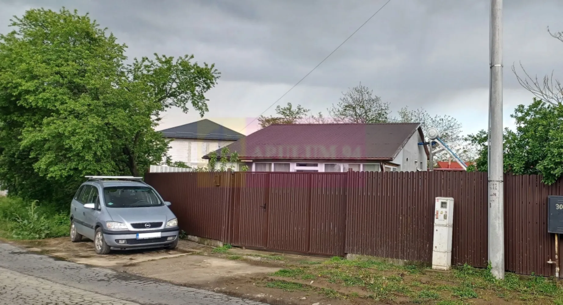 Săbăreni, casă 2 camere, baie, bucătărie, terasă, magazie - Casa are fundatia si structura de rezistență din beton armat, zidărie din BCA si este izolată la exterior, inclusiv podul. Este compusă din living, dormitor, bucătărie, baie si terasă (inchisă) și magazie. A fost construită si finisată complet acum 4 ani. Are ferestre termopan, gresie, faință; încălzire în pardoseală, controlată din telefon. Se poate vinde semimobilată: bucătăria da, în rest opțional. Curtea are 153 mp și este împrejmuită. Este intabulată în Cartea Funciară. Casa este amplasată pe o stradă asfaltată, în vecinătate avem magazine, cabinete medicale, scoală, stație autobuz. Preț 58.000 EUR, negociabil. Nu se plătește TVA sau comision.