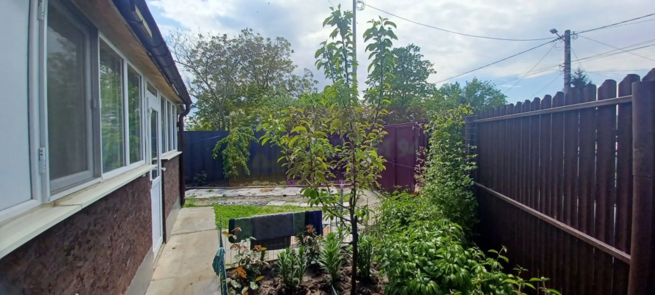 Săbăreni, casă 2 camere, baie, bucătărie, terasă, magazie - Casa are fundatia si structura de rezistență din beton armat, zidărie din BCA si este izolată la exterior, inclusiv podul. Este compusă din living, dormitor, bucătărie, baie si terasă (inchisă) și magazie. A fost construită si finisată complet acum 4 ani. Are ferestre termopan, gresie, faință; încălzire în pardoseală, controlată din telefon. Se poate vinde semimobilată: bucătăria da, în rest opțional. Curtea are 153 mp și este împrejmuită. Este intabulată în Cartea Funciară. Casa este amplasată pe o stradă asfaltată, în vecinătate avem magazine, cabinete medicale, scoală, stație autobuz. Preț 58.000 EUR, negociabil. Nu se plătește TVA sau comision.