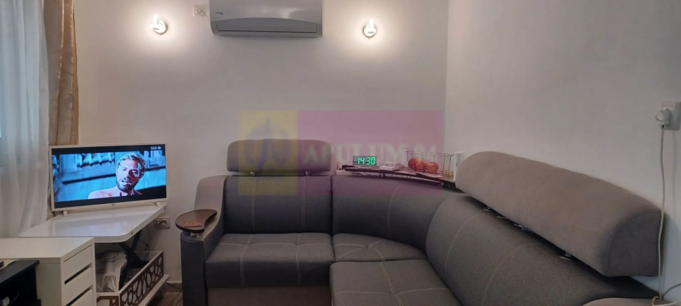Săbăreni, casă 2 camere, baie, bucătărie, terasă, magazie - Casa are fundatia si structura de rezistență din beton armat, zidărie din BCA si este izolată la exterior, inclusiv podul. Este compusă din living, dormitor, bucătărie, baie si terasă (inchisă) și magazie. A fost construită si finisată complet acum 4 ani. Are ferestre termopan, gresie, faință; încălzire în pardoseală, controlată din telefon. Se poate vinde semimobilată: bucătăria da, în rest opțional. Curtea are 153 mp și este împrejmuită. Este intabulată în Cartea Funciară. Casa este amplasată pe o stradă asfaltată, în vecinătate avem magazine, cabinete medicale, scoală, stație autobuz. Preț 58.000 EUR, negociabil. Nu se plătește TVA sau comision.