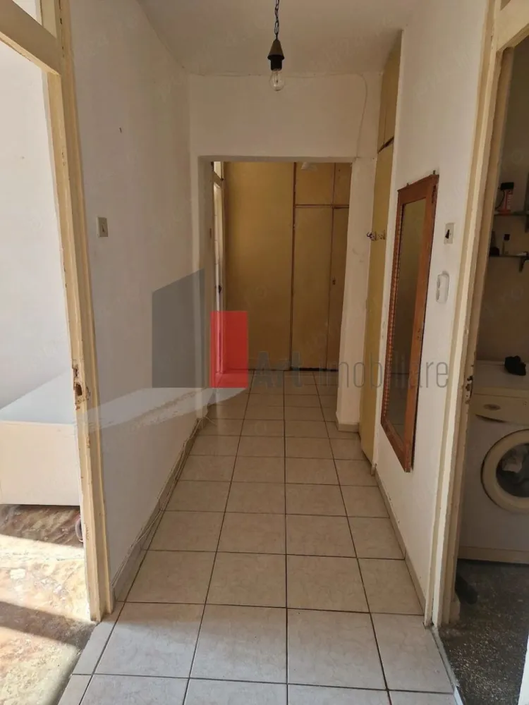 APARTAMENT 2 CAMERE MARGEANULUI - Va prezentam spre vanzare un apartament de 2 camere situat intr-un intr-un 
 bloc de apartamente din zona Margeanului, la etajul 8 din 10.
 Apartamentul are living, dormitor, bucatarie, baie , bransament gaze individual.
 Pentru alte detalii sau vizionare sunati la 0722 371 033.