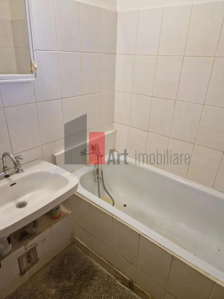 APARTAMENT 2 CAMERE MARGEANULUI - Va prezentam spre vanzare un apartament de 2 camere situat intr-un intr-un 
 bloc de apartamente din zona Margeanului, la etajul 8 din 10.
 Apartamentul are living, dormitor, bucatarie, baie , bransament gaze individual.
 Pentru alte detalii sau vizionare sunati la 0722 371 033.