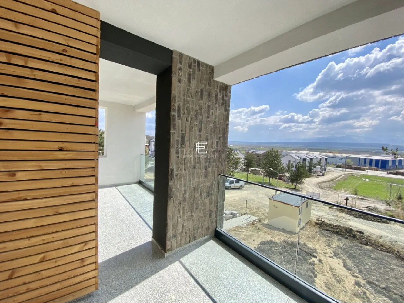 Apartament 3 camere/77 mp, /LA CHEIE /zona Industriala Vest - Apartament 3 camere 77,39 mp in Zona Industriala Vest, Cristian, Sibiu - Comision 0%

- Proiect modern cu peste 50 de vile situat intr- o zona deosebita, la DOAR 4 minute de Zona Industriala Vest si Aeroport. Accesibilitate si lipsa ambuteiajelor rutiere. DaVinci Homes are 4 intrari - iesiri. Intrare facila spre Sibiu prin 3 rute diferite: (1) centura Sud, (2) centura Nord, (3) DN Sibiu - Cristian. 
- Suprafata utila: 77.39 mp + logie de 9.11 mp 
- Compartimentat astfel: hol acces, living, bucatarie inchisa, 2 dormitoare, 2 bai, balcon generos in suprafata de 15,44mp.
- Apartamentul se preda LA CHEIE, cu centrala termica si incalzire in pardoseala, Sistem electric complet cu prize si intrerupatoare, peretii tencuiti, gletuiti si lavabila, geamuri termopan, usa de intrare, instalatii electrice, termice si sanitare, parchet, gresie, faianta, usi de interior.
- Exteriorul se preda LA CHEIE: jaluzele electrice la geamuri, izolatie cu vata bazaltica si piatra naturala, balcoane cu granit si sticla securizata, locuri de joaca pentru copii, terenuri pentru sport, trotuare pavate, strazi asfaltate, spatii verzi.
- Zona linistita, aer curat si priveliste catre munti.
- Apartamentul are 1 loc de parcare inclus in pret.

Pret:106.000 euro - avans 90%
 123.000 euro -avans 15%
Tel: 0772 298 572