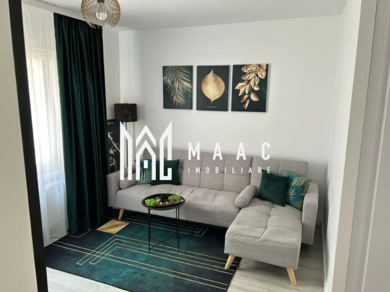 Casă mobilată complet | Terasă 18 mp | 2 parcări | Arhitecților - MAAC Imobiliare vă propune spre vânzare o casă modernă, situată în Cartierul Arhitecților, Cisnădie, una dintre cele mai apreciate zone rezidențiale din apropierea municipiului Sibiu, datorită accesului rapid către oraș și a dezvoltării continue a infrastructurii din zonă.

Locuința are o suprafață utilă de 78 mp și este dispusă pe Parter + Etaj. Proprietatea se remarcă prin gradul ridicat de confort, fiind vândută complet mobilată și utilată, cu finisaje și dotări atent alese, astfel încât viitorii proprietari să se poată muta fără investiții suplimentare.

Compartimentare:
Parter:
Hol de acces;
Baie;
Living generos cu bucătărie open-space, un spațiu luminos și bine organizat, ideal pentru timpul petrecut în familie.

Etaj:
Hol;
Două dormitoare;
Baie.

Pod dedicat depozitării.

Unul dintre punctele forte ale proprietății este terasa de 18 mp, care oferă cadrul perfect pentru momente de relaxare, întâlniri cu prietenii sau amenajarea unei zone de dining în aer liber.

Casa se predă complet mobilată și utilată, beneficiind de:
Mașină de spălat rufe;
Mașină de spălat vase Smart;
Frigider;
Mini-frigider pentru băuturi;
Plită electrică;
Cuptor electric;
Cuptor cu microunde;
Aer condiționat;
Televizoare OLED;
Întrerupătoare tactile Livolo;
Mobilier de calitate.

În plus, proprietatea dispune de două locuri de parcare private, un avantaj important pentru confortul zilnic.

Avantaje:
Complet mobilată și utilată;
Electrocasnice premium incluse în preț;
Terasă de 18 mp;
Două băi;
Două dormitoare;
Pod pentru depozitare;
Două locuri de parcare private;
Zonă rezidențială modernă, cu acces facil către Sibiu;
Disponibilă pentru mutare imediată.

Această proprietate se adresează celor care își doresc mai mult decât o simplă locuință: un spațiu bine întreținut, funcțional și pregătit să devină „acasă” din prima zi. Dacă apreciați confortul, timpul economisit și avantajul unei case complet echipate, vă invităm să descoperiți toate beneficiile acestei proprietăți în cadrul unei vizionări.

Pentru mai multe detalii sau pentru a programa o vizionare, nu ezitați să ne contactați. Menționați ID-ul anunțului: CP3157217.