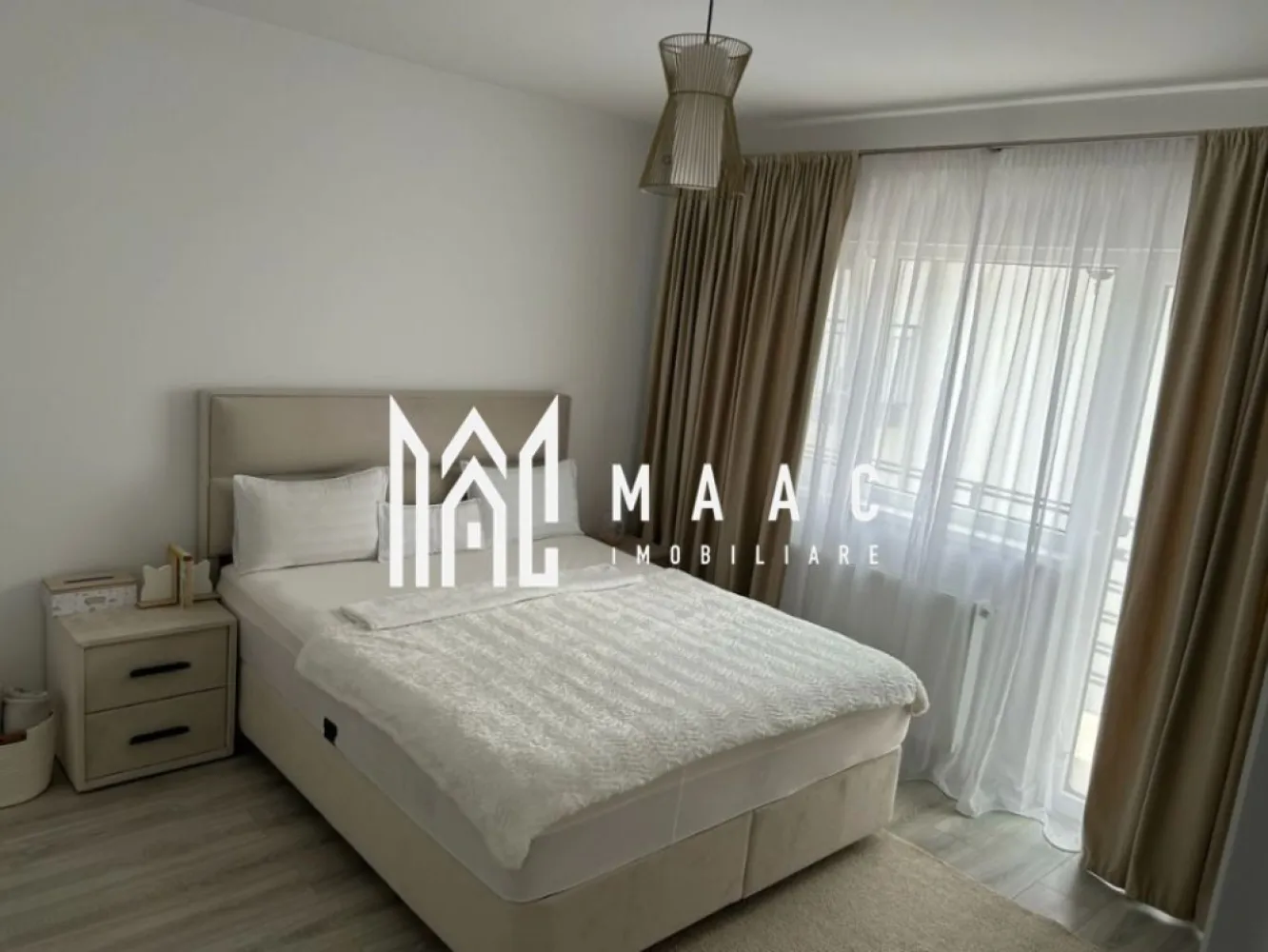 Casă mobilată complet | Terasă 18 mp | 2 parcări | Arhitecților - MAAC Imobiliare vă propune spre vânzare o casă modernă, situată în Cartierul Arhitecților, Cisnădie, una dintre cele mai apreciate zone rezidențiale din apropierea municipiului Sibiu, datorită accesului rapid către oraș și a dezvoltării continue a infrastructurii din zonă.

Locuința are o suprafață utilă de 78 mp și este dispusă pe Parter + Etaj. Proprietatea se remarcă prin gradul ridicat de confort, fiind vândută complet mobilată și utilată, cu finisaje și dotări atent alese, astfel încât viitorii proprietari să se poată muta fără investiții suplimentare.

Compartimentare:
Parter:
Hol de acces;
Baie;
Living generos cu bucătărie open-space, un spațiu luminos și bine organizat, ideal pentru timpul petrecut în familie.

Etaj:
Hol;
Două dormitoare;
Baie.

Pod dedicat depozitării.

Unul dintre punctele forte ale proprietății este terasa de 18 mp, care oferă cadrul perfect pentru momente de relaxare, întâlniri cu prietenii sau amenajarea unei zone de dining în aer liber.

Casa se predă complet mobilată și utilată, beneficiind de:
Mașină de spălat rufe;
Mașină de spălat vase Smart;
Frigider;
Mini-frigider pentru băuturi;
Plită electrică;
Cuptor electric;
Cuptor cu microunde;
Aer condiționat;
Televizoare OLED;
Întrerupătoare tactile Livolo;
Mobilier de calitate.

În plus, proprietatea dispune de două locuri de parcare private, un avantaj important pentru confortul zilnic.

Avantaje:
Complet mobilată și utilată;
Electrocasnice premium incluse în preț;
Terasă de 18 mp;
Două băi;
Două dormitoare;
Pod pentru depozitare;
Două locuri de parcare private;
Zonă rezidențială modernă, cu acces facil către Sibiu;
Disponibilă pentru mutare imediată.

Această proprietate se adresează celor care își doresc mai mult decât o simplă locuință: un spațiu bine întreținut, funcțional și pregătit să devină „acasă” din prima zi. Dacă apreciați confortul, timpul economisit și avantajul unei case complet echipate, vă invităm să descoperiți toate beneficiile acestei proprietăți în cadrul unei vizionări.

Pentru mai multe detalii sau pentru a programa o vizionare, nu ezitați să ne contactați. Menționați ID-ul anunțului: CP3157217.
