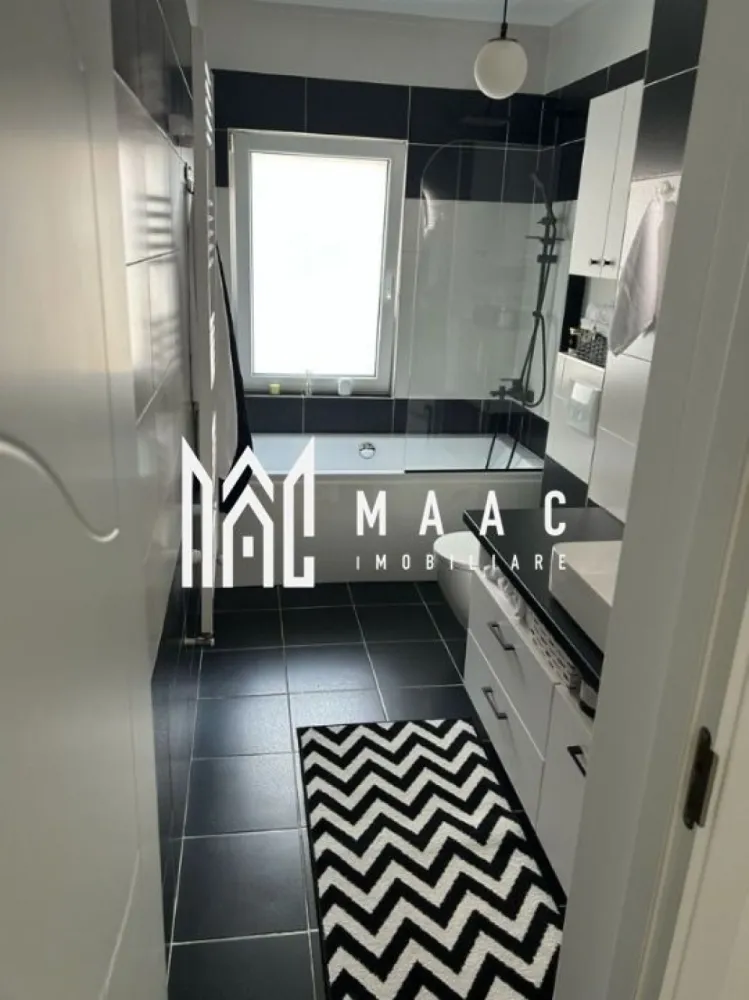 Casă mobilată complet | Terasă 18 mp | 2 parcări | Arhitecților - MAAC Imobiliare vă propune spre vânzare o casă modernă, situată în Cartierul Arhitecților, Cisnădie, una dintre cele mai apreciate zone rezidențiale din apropierea municipiului Sibiu, datorită accesului rapid către oraș și a dezvoltării continue a infrastructurii din zonă.

Locuința are o suprafață utilă de 78 mp și este dispusă pe Parter + Etaj. Proprietatea se remarcă prin gradul ridicat de confort, fiind vândută complet mobilată și utilată, cu finisaje și dotări atent alese, astfel încât viitorii proprietari să se poată muta fără investiții suplimentare.

Compartimentare:
Parter:
Hol de acces;
Baie;
Living generos cu bucătărie open-space, un spațiu luminos și bine organizat, ideal pentru timpul petrecut în familie.

Etaj:
Hol;
Două dormitoare;
Baie.

Pod dedicat depozitării.

Unul dintre punctele forte ale proprietății este terasa de 18 mp, care oferă cadrul perfect pentru momente de relaxare, întâlniri cu prietenii sau amenajarea unei zone de dining în aer liber.

Casa se predă complet mobilată și utilată, beneficiind de:
Mașină de spălat rufe;
Mașină de spălat vase Smart;
Frigider;
Mini-frigider pentru băuturi;
Plită electrică;
Cuptor electric;
Cuptor cu microunde;
Aer condiționat;
Televizoare OLED;
Întrerupătoare tactile Livolo;
Mobilier de calitate.

În plus, proprietatea dispune de două locuri de parcare private, un avantaj important pentru confortul zilnic.

Avantaje:
Complet mobilată și utilată;
Electrocasnice premium incluse în preț;
Terasă de 18 mp;
Două băi;
Două dormitoare;
Pod pentru depozitare;
Două locuri de parcare private;
Zonă rezidențială modernă, cu acces facil către Sibiu;
Disponibilă pentru mutare imediată.

Această proprietate se adresează celor care își doresc mai mult decât o simplă locuință: un spațiu bine întreținut, funcțional și pregătit să devină „acasă” din prima zi. Dacă apreciați confortul, timpul economisit și avantajul unei case complet echipate, vă invităm să descoperiți toate beneficiile acestei proprietăți în cadrul unei vizionări.

Pentru mai multe detalii sau pentru a programa o vizionare, nu ezitați să ne contactați. Menționați ID-ul anunțului: CP3157217.