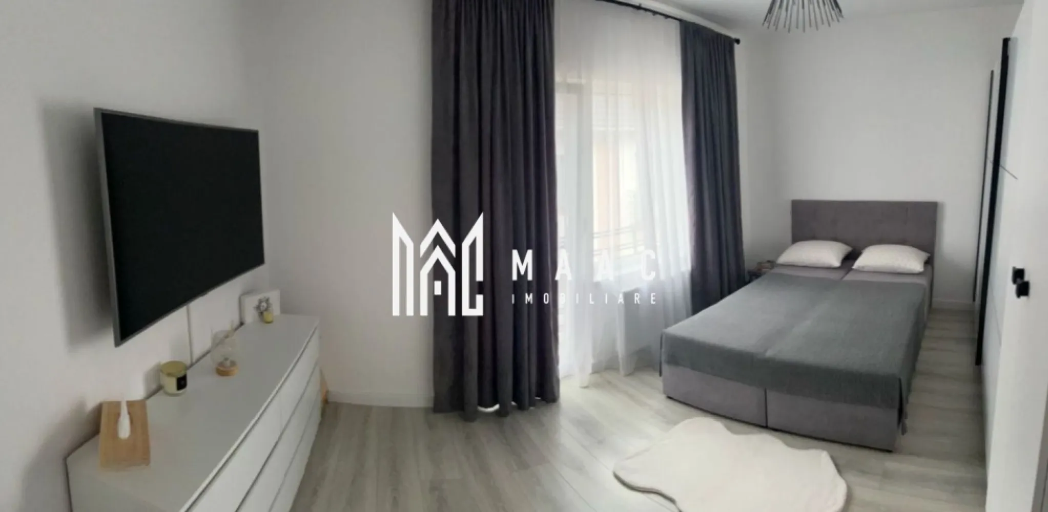 Casă mobilată complet | Terasă 18 mp | 2 parcări | Arhitecților - MAAC Imobiliare vă propune spre vânzare o casă modernă, situată în Cartierul Arhitecților, Cisnădie, una dintre cele mai apreciate zone rezidențiale din apropierea municipiului Sibiu, datorită accesului rapid către oraș și a dezvoltării continue a infrastructurii din zonă.

Locuința are o suprafață utilă de 78 mp și este dispusă pe Parter + Etaj. Proprietatea se remarcă prin gradul ridicat de confort, fiind vândută complet mobilată și utilată, cu finisaje și dotări atent alese, astfel încât viitorii proprietari să se poată muta fără investiții suplimentare.

Compartimentare:
Parter:
Hol de acces;
Baie;
Living generos cu bucătărie open-space, un spațiu luminos și bine organizat, ideal pentru timpul petrecut în familie.

Etaj:
Hol;
Două dormitoare;
Baie.

Pod dedicat depozitării.

Unul dintre punctele forte ale proprietății este terasa de 18 mp, care oferă cadrul perfect pentru momente de relaxare, întâlniri cu prietenii sau amenajarea unei zone de dining în aer liber.

Casa se predă complet mobilată și utilată, beneficiind de:
Mașină de spălat rufe;
Mașină de spălat vase Smart;
Frigider;
Mini-frigider pentru băuturi;
Plită electrică;
Cuptor electric;
Cuptor cu microunde;
Aer condiționat;
Televizoare OLED;
Întrerupătoare tactile Livolo;
Mobilier de calitate.

În plus, proprietatea dispune de două locuri de parcare private, un avantaj important pentru confortul zilnic.

Avantaje:
Complet mobilată și utilată;
Electrocasnice premium incluse în preț;
Terasă de 18 mp;
Două băi;
Două dormitoare;
Pod pentru depozitare;
Două locuri de parcare private;
Zonă rezidențială modernă, cu acces facil către Sibiu;
Disponibilă pentru mutare imediată.

Această proprietate se adresează celor care își doresc mai mult decât o simplă locuință: un spațiu bine întreținut, funcțional și pregătit să devină „acasă” din prima zi. Dacă apreciați confortul, timpul economisit și avantajul unei case complet echipate, vă invităm să descoperiți toate beneficiile acestei proprietăți în cadrul unei vizionări.

Pentru mai multe detalii sau pentru a programa o vizionare, nu ezitați să ne contactați. Menționați ID-ul anunțului: CP3157217.