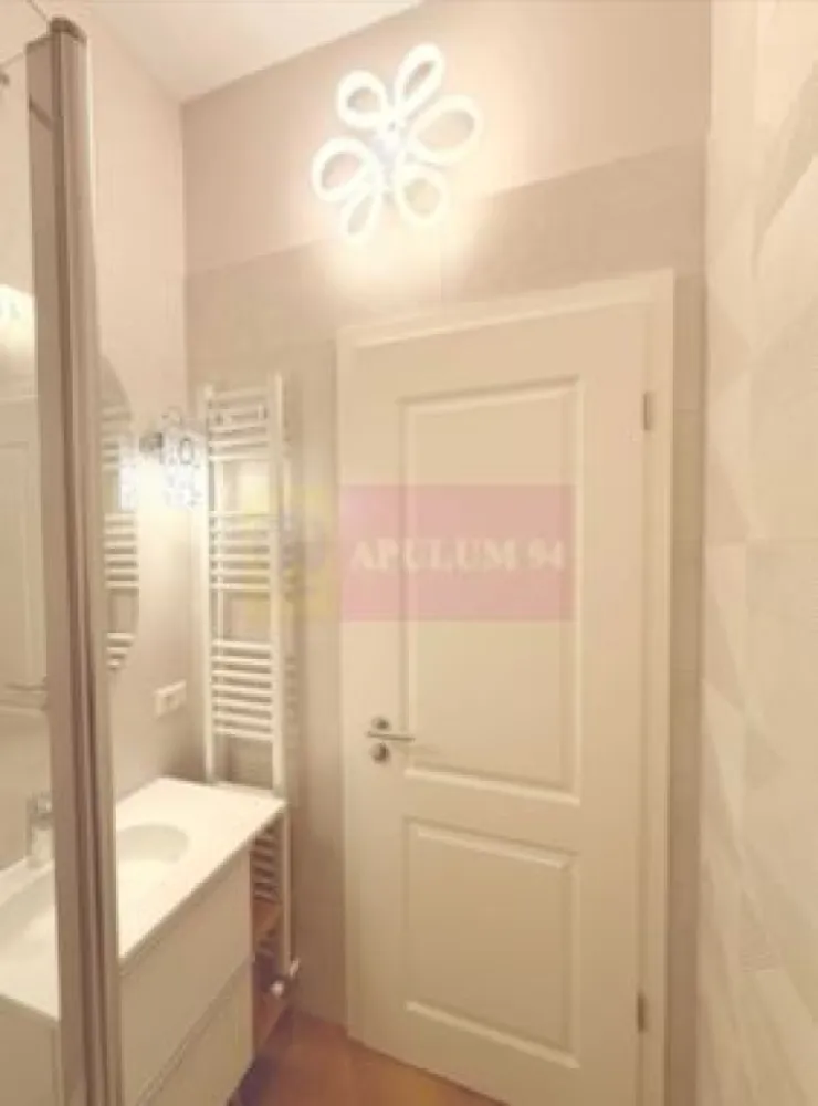 Apartament superb renovat integral Drumul Sarii. - Compania imobiliara Apulum 94 va propune un superb apartament de 2 camere situat stradal pe Drumul Sarii, intr-un imobil din 1960, tip rusesc, recunoscut pentru structura foarte solida , inaltimea camerelor care este de 3,20 m si spatialitatea camerelor , acest apartament avand o suprafata utila de 64 mp la care se adauga o boxa la subsol de 3, 60 mp. 
Apartamentul are deasupra un pod care il acopera in intregime, ceea ce face ca apartamentul sa fie mai calduros iarna si ma racoros vara. 
Interiorul apartamentului este refacut in totalitate, cu finisaje de foarte buna calitate, instalatii- electrica si sanitara schimbate, usa de intrare metalica, usi de interior din lemn, termopan Salamander Bluevolution tripan care izoleaza foarte bine atat fonic cat si termic, parchet din lemn SPC, faianta Marazzi, rulouri exterioare pe telecomanda, 2 aparate de aer conditionat LG, centrala termica noua Ariston Clas One 24 WIFI 24 KW, prize si intrerupatoare Biticino, corpuri de iluminat moderne. 
Zona este foarte linistita , cu parc in curtea interioara si are acces facil catre mijloacele de transport, la 10 minute este metroul Razoare, Mall Afi, gradinita, scoala. 
Pentru vizionare si mai multe detalii nu ezitati sa ma contactati pe nr 0733683446- Laura Ionescu.