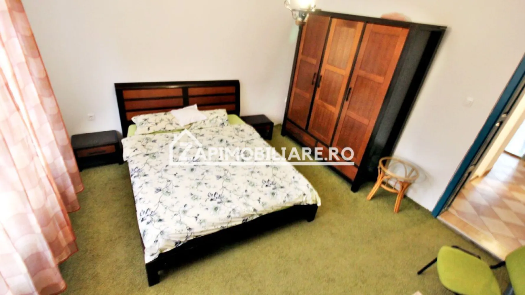 Cazare muncitori 10 camere,3 bucătării,5 băi,10.000 mp teren - De închiriat casă cu 3 nivele 10 camere , 5 băi, 3 bucătării, amplasată pe 10.000 mp teren pe care se poate amenaja ce doreste chiriasul.,situat în Corunca,ideal pentru sedii firme, punct de lucru, cabinet medical, cazare muncitori, 40 ei / zi plus Utilitați 
Detalii:
- centrală termică, calorifere, geamuri termopan.
- la demisol 3 camere , 1 baie, 1 bucătărie, 1 terasă
- la parter 4 camere,1 bucătărie, 1 terasă, 1 living
- 1 la etaj 3 camere 1 bucătarie, 1 living, 2 băi
- 2 terase
- 2 intrări
- 1000 mp teren
- posibilitate parcare 15 masini
- pret cazare muncitori 40 lei /zi plus Utilitați 
- posibilitate de inchiriere si cate 1 etaj
-----------------------------------------------------------------------------------------------------------------------------------------
Comisionul perceput este de 50% din valoarea primei chirii.Și se percepe o singură dată!
Acest anunț nu corespunde cerințelor tale? Sună la numărul afișat în anunț și unul dintre agenții noștri te va ajuta cu alte oferte personalizate în funcție de cerințele tale.