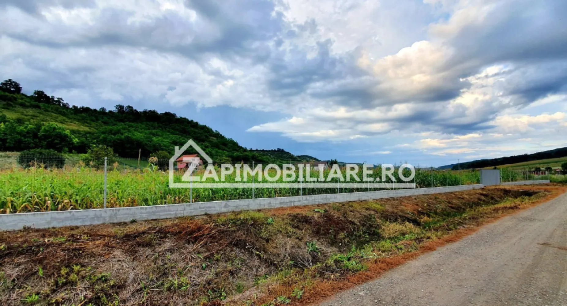 Teren intravilan 25 ari la iesire din Livezeni spre Ivanesti 48 eu /mp - De vânzare 2500 mp. teren intravilan în Livezeni,pe partea dreapta la iesire catre Ivanesti.. Preț. 48 euro mp,usor negociabil.Terenul este ingradit cu gard cu fundatie de beton.Utilitati in apropiere.
Dacă vă place această ofertă - sau pentru alte informații sunați la numărul de contact din anunț! 
Compania Zap Imobiliare vă pune la dispoziție toate informațiile, actele și documentele necesare alături de asistență și consiliere permanentă până la finalizarea achiziției imobiliare. Ne dorim să îți oferim cea mai pl ăcută experiență.
Contact 077 4048706 Bogdan