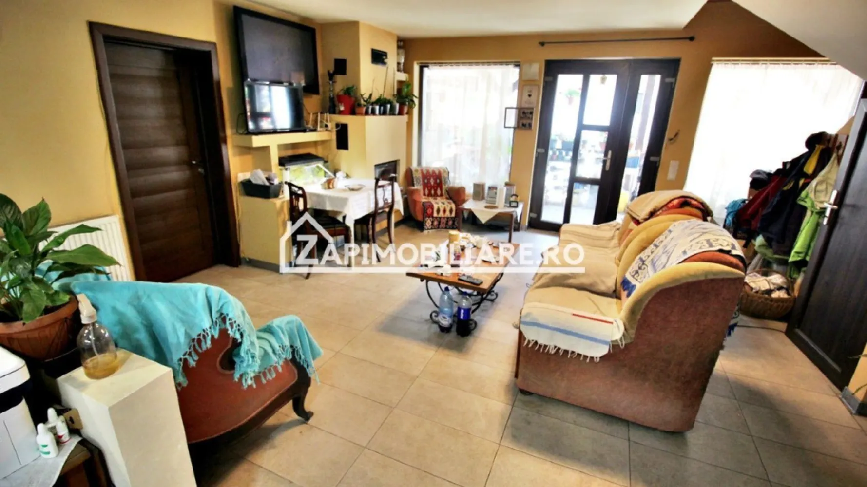 Casa 5 camere,250 mp,660 mp teren, cartier 7 Noiembrie,zona Sudului, - Contact 0774048706.Bogdan
De vânzare casă, singur în curte 5 camere situată în Sângeorgiu de Mureș,zona Sudului vizavi de Spitalul Județean ……, suprafața utilă de 170 mp amplasată pe un teren cu suprafața de 660 mp, cu o deschidere la drum de 15 ml.
Compartimentare:
- la parter: 1 living, 1 bucătărie, 3 băi, 2 dormitoare, 1 dresing, 1 cămară,1 terasă acoperită
- la etaj: 2 dormitoare, 2 băi, 1 terasă acoperită

Detalii
- termo șemineu
- centrală termică, calorifere, geamuri tripan cu 7 camere, 
- fundația casei are o adâncime de 1 m, pereții sunt din cărămidă, acoperișul de țiglă, izolată cu polistiren de 10 cm.

- anul construcției 2016

Utilitați:
- curent, apă, gaz, fosă septică.

Casa se vinde cu parterul la cheie și etajul semifinisat , la prețul de 225.000 Euro negociabil. Comision ZERO!
Contact 0774048706.Bogdan
Daca vă place această ofertă sau pentru alte informații sunați la numărul de contact din anunț! 
Compania Zap Imobiliare vă pune la dispoziție toate actele și documentele necesare alături de asistență și consiliere permanentă până la finalizarea achiziției imobiliare. 
Ne dorim să îți oferim cea mai plăcută experiență, îndeplinim vise cu pereți!