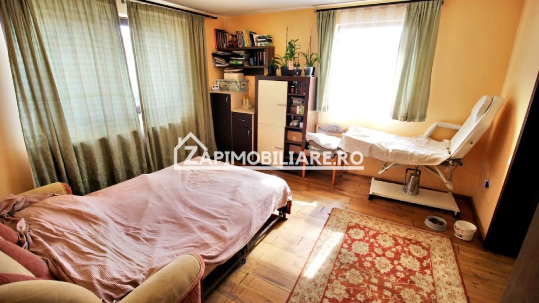 Casa 5 camere,250 mp,660 mp teren, cartier 7 Noiembrie,zona Sudului, - Contact 0774048706.Bogdan
De vânzare casă, singur în curte 5 camere situată în Sângeorgiu de Mureș,zona Sudului vizavi de Spitalul Județean ……, suprafața utilă de 170 mp amplasată pe un teren cu suprafața de 660 mp, cu o deschidere la drum de 15 ml.
Compartimentare:
- la parter: 1 living, 1 bucătărie, 3 băi, 2 dormitoare, 1 dresing, 1 cămară,1 terasă acoperită
- la etaj: 2 dormitoare, 2 băi, 1 terasă acoperită

Detalii
- termo șemineu
- centrală termică, calorifere, geamuri tripan cu 7 camere, 
- fundația casei are o adâncime de 1 m, pereții sunt din cărămidă, acoperișul de țiglă, izolată cu polistiren de 10 cm.

- anul construcției 2016

Utilitați:
- curent, apă, gaz, fosă septică.

Casa se vinde cu parterul la cheie și etajul semifinisat , la prețul de 225.000 Euro negociabil. Comision ZERO!
Contact 0774048706.Bogdan
Daca vă place această ofertă sau pentru alte informații sunați la numărul de contact din anunț! 
Compania Zap Imobiliare vă pune la dispoziție toate actele și documentele necesare alături de asistență și consiliere permanentă până la finalizarea achiziției imobiliare. 
Ne dorim să îți oferim cea mai plăcută experiență, îndeplinim vise cu pereți!