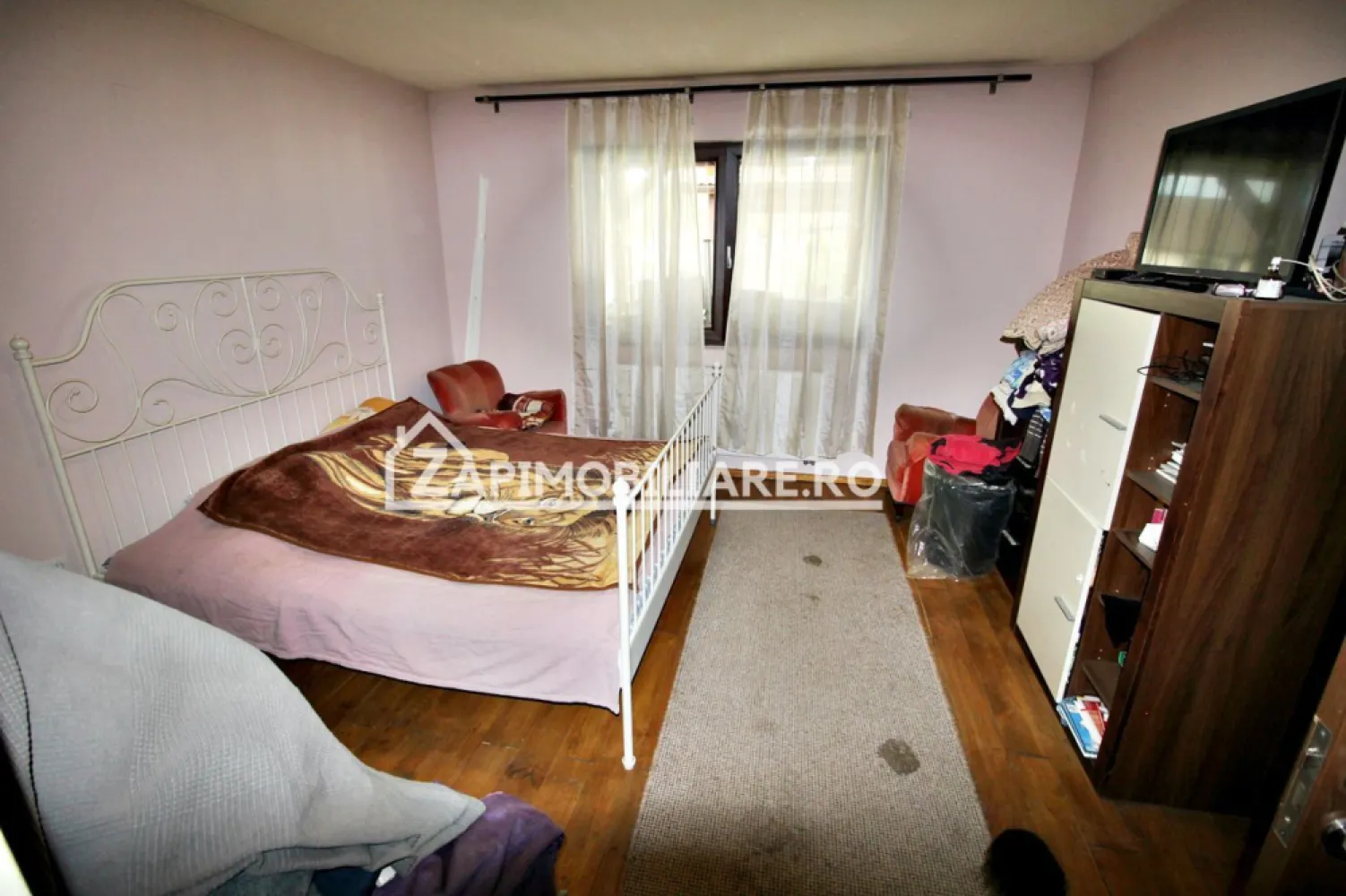 Casa 5 camere,250 mp,660 mp teren, cartier 7 Noiembrie,zona Sudului, - Contact 0774048706.Bogdan
De vânzare casă, singur în curte 5 camere situată în Sângeorgiu de Mureș,zona Sudului vizavi de Spitalul Județean ……, suprafața utilă de 170 mp amplasată pe un teren cu suprafața de 660 mp, cu o deschidere la drum de 15 ml.
Compartimentare:
- la parter: 1 living, 1 bucătărie, 3 băi, 2 dormitoare, 1 dresing, 1 cămară,1 terasă acoperită
- la etaj: 2 dormitoare, 2 băi, 1 terasă acoperită

Detalii
- termo șemineu
- centrală termică, calorifere, geamuri tripan cu 7 camere, 
- fundația casei are o adâncime de 1 m, pereții sunt din cărămidă, acoperișul de țiglă, izolată cu polistiren de 10 cm.

- anul construcției 2016

Utilitați:
- curent, apă, gaz, fosă septică.

Casa se vinde cu parterul la cheie și etajul semifinisat , la prețul de 225.000 Euro negociabil. Comision ZERO!
Contact 0774048706.Bogdan
Daca vă place această ofertă sau pentru alte informații sunați la numărul de contact din anunț! 
Compania Zap Imobiliare vă pune la dispoziție toate actele și documentele necesare alături de asistență și consiliere permanentă până la finalizarea achiziției imobiliare. 
Ne dorim să îți oferim cea mai plăcută experiență, îndeplinim vise cu pereți!