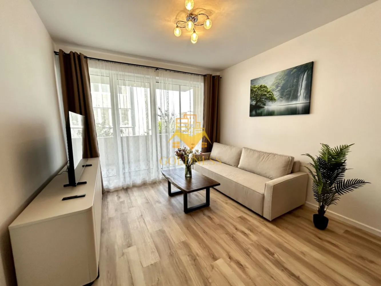 2 camere open space, Pet Friendly, Parcare, Zona Cetatii, Floresti - GOLDNESS Imobiliare vă propune spre închiriere un apartament cu 2 camere complet mobilat și utilat, la etajul 1 într-un imobil de 4 etaje, în Floresti.
Dispune de loc de parcare subteran!
Se accepta doar animale de talie mica!
Se află în apropierea stațiilor de transport în comun, magazine, restaurante, spații verzi, farmacii, etc. 

Apartamentul este compartimentat astfel:
 - dormitor cu pat matrimonial, dulap, noptiere
 - living cu bucatarie open space complet utilată și mobilată, canapea, loc de servit masa 
 - baie cu dus walk-in, calorifer port prosop și dulap pentru depozitare.
 - terasa de 11 mp.

Imobilul este dotat cu toate cele necesare- centrală proprie, frigider, aragaz, hotă, mașină de spălat haine, etc. 

Dacă sunteți interesați de acest apartament și doriți să îl vizionați, dar și pentru alte oferte nu ezitați să ne contactați telefonic sau prin e-mail. Vă stăm la dispoziție!
Pentru intermediere se percepe un comision de 50% din prețul chiriei!