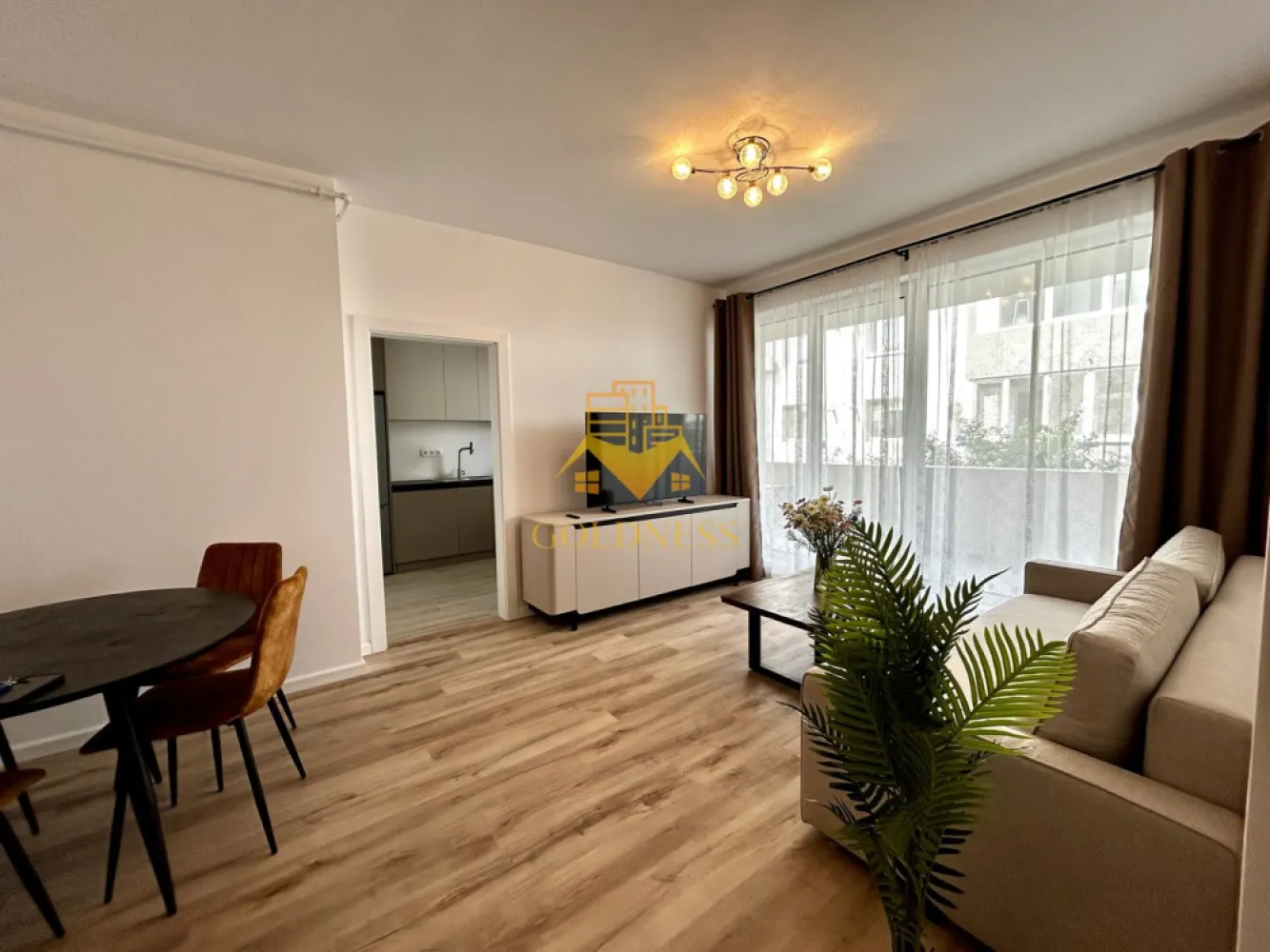 2 camere open space, Pet Friendly, Parcare, Zona Cetatii, Floresti - GOLDNESS Imobiliare vă propune spre închiriere un apartament cu 2 camere complet mobilat și utilat, la etajul 1 într-un imobil de 4 etaje, în Floresti.
Dispune de loc de parcare subteran!
Se accepta doar animale de talie mica!
Se află în apropierea stațiilor de transport în comun, magazine, restaurante, spații verzi, farmacii, etc. 

Apartamentul este compartimentat astfel:
 - dormitor cu pat matrimonial, dulap, noptiere
 - living cu bucatarie open space complet utilată și mobilată, canapea, loc de servit masa 
 - baie cu dus walk-in, calorifer port prosop și dulap pentru depozitare.
 - terasa de 11 mp.

Imobilul este dotat cu toate cele necesare- centrală proprie, frigider, aragaz, hotă, mașină de spălat haine, etc. 

Dacă sunteți interesați de acest apartament și doriți să îl vizionați, dar și pentru alte oferte nu ezitați să ne contactați telefonic sau prin e-mail. Vă stăm la dispoziție!
Pentru intermediere se percepe un comision de 50% din prețul chiriei!