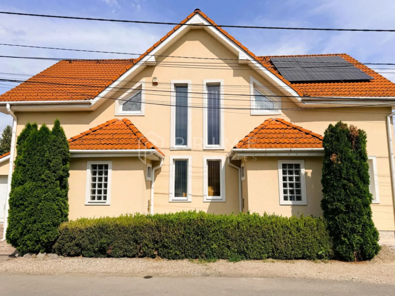 Duplex modern | Complet Mobilat și Utilat I Curte amenajată I Unirii - Cauți o locuință gata de locuit, care îmbină durabilitatea unei construcții solide cu confortul modern? 

Vă propunem spre vânzare un duplex impecabil, care se vinde complet mobilat și utilat, cu grădină amenajată și bine întreținută, cu pomi fructiferi, fiind pregătit să devină noul tău acasă fără nicio investiție suplimentară.

Detalii tehnice și compartimentare:
Suprafață 100 mp utili, compartimentați inteligent.
Anexe: Garaj privat 20 mp și o terasă generoasă 21 mp, ideală pentru relaxare, anexă depozitare în spatele curții.
Teren 450 mp, curte privată, amenajată pentru a te bucura de timpul liber.
Construcție solidă, fundație din beton, pereți din cărămidă și izolație cu vată minerală inclusiv pod izolat, asigurând eficiență termică tot anul.
Anul costrucției: 2006.

Compartimentare:
Parter: Living spațios, bucătărie, baie de serviciu și debara.
Etaj: 2 dormitoare primitoare, dressing și baie principală.

Dotări și Facilități Premium:
Gata de mutat: Se predă complet mobilată și utilată, oferind un confort imediat.
Sistem Smart pentru Grădină: Sistem de irigație automatizat și robot de tuns iarba, grădina ta se întreține singură.
Utilități și Confort: Centrală proprie pe gaz, geamuri termopan și fântână cu hidrofor pentru gestionarea eficientă a apei.

Promisiunea Prime Properties: La Prime Properties, fiecare tranzacție este susținută de expertiză și strategie. Nu vindem doar case, ci oferim siguranță și soluții adaptate stilului tău de viață. Dacă această proprietate este punctul tău de interes, suntem aici să te ghidăm în fiecare pas.

📞 Pentru informații suplimentare sau pentru a programa o vizionare, contactează-ne la numărul: 0755 534 291.