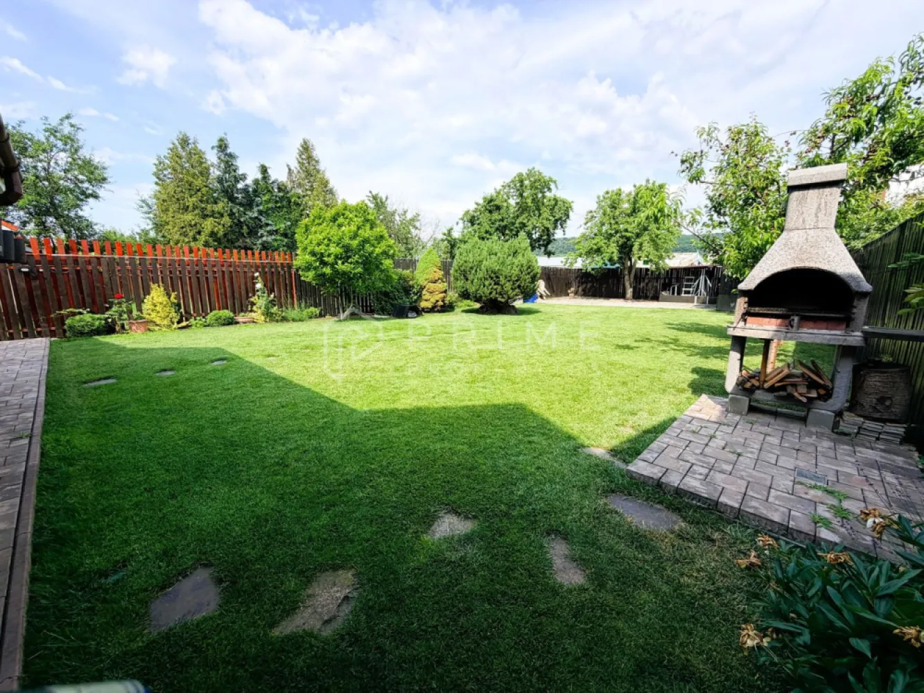 Duplex modern | Complet Mobilat și Utilat I Curte amenajată I Unirii - Cauți o locuință gata de locuit, care îmbină durabilitatea unei construcții solide cu confortul modern? 

Vă propunem spre vânzare un duplex impecabil, care se vinde complet mobilat și utilat, cu grădină amenajată și bine întreținută, cu pomi fructiferi, fiind pregătit să devină noul tău acasă fără nicio investiție suplimentară.

Detalii tehnice și compartimentare:
Suprafață 100 mp utili, compartimentați inteligent.
Anexe: Garaj privat 20 mp și o terasă generoasă 21 mp, ideală pentru relaxare, anexă depozitare în spatele curții.
Teren 450 mp, curte privată, amenajată pentru a te bucura de timpul liber.
Construcție solidă, fundație din beton, pereți din cărămidă și izolație cu vată minerală inclusiv pod izolat, asigurând eficiență termică tot anul.
Anul costrucției: 2006.

Compartimentare:
Parter: Living spațios, bucătărie, baie de serviciu și debara.
Etaj: 2 dormitoare primitoare, dressing și baie principală.

Dotări și Facilități Premium:
Gata de mutat: Se predă complet mobilată și utilată, oferind un confort imediat.
Sistem Smart pentru Grădină: Sistem de irigație automatizat și robot de tuns iarba, grădina ta se întreține singură.
Utilități și Confort: Centrală proprie pe gaz, geamuri termopan și fântână cu hidrofor pentru gestionarea eficientă a apei.

Promisiunea Prime Properties: La Prime Properties, fiecare tranzacție este susținută de expertiză și strategie. Nu vindem doar case, ci oferim siguranță și soluții adaptate stilului tău de viață. Dacă această proprietate este punctul tău de interes, suntem aici să te ghidăm în fiecare pas.

📞 Pentru informații suplimentare sau pentru a programa o vizionare, contactează-ne la numărul: 0755 534 291.