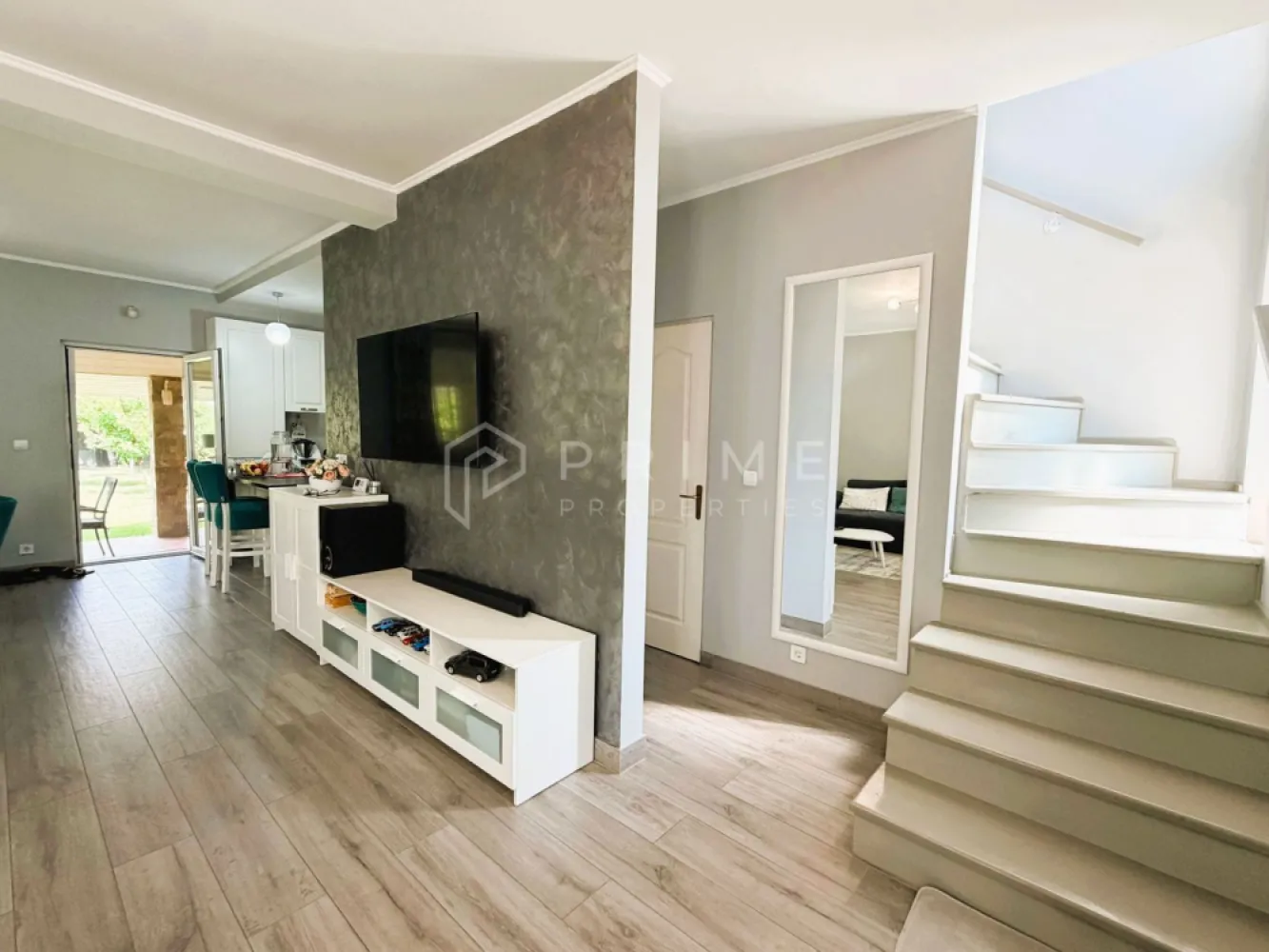 Duplex modern | Complet Mobilat și Utilat I Curte amenajată I Unirii - Cauți o locuință gata de locuit, care îmbină durabilitatea unei construcții solide cu confortul modern? 

Vă propunem spre vânzare un duplex impecabil, care se vinde complet mobilat și utilat, cu grădină amenajată și bine întreținută, cu pomi fructiferi, fiind pregătit să devină noul tău acasă fără nicio investiție suplimentară.

Detalii tehnice și compartimentare:
Suprafață 100 mp utili, compartimentați inteligent.
Anexe: Garaj privat 20 mp și o terasă generoasă 21 mp, ideală pentru relaxare, anexă depozitare în spatele curții.
Teren 450 mp, curte privată, amenajată pentru a te bucura de timpul liber.
Construcție solidă, fundație din beton, pereți din cărămidă și izolație cu vată minerală inclusiv pod izolat, asigurând eficiență termică tot anul.
Anul costrucției: 2006.

Compartimentare:
Parter: Living spațios, bucătărie, baie de serviciu și debara.
Etaj: 2 dormitoare primitoare, dressing și baie principală.

Dotări și Facilități Premium:
Gata de mutat: Se predă complet mobilată și utilată, oferind un confort imediat.
Sistem Smart pentru Grădină: Sistem de irigație automatizat și robot de tuns iarba, grădina ta se întreține singură.
Utilități și Confort: Centrală proprie pe gaz, geamuri termopan și fântână cu hidrofor pentru gestionarea eficientă a apei.

Promisiunea Prime Properties: La Prime Properties, fiecare tranzacție este susținută de expertiză și strategie. Nu vindem doar case, ci oferim siguranță și soluții adaptate stilului tău de viață. Dacă această proprietate este punctul tău de interes, suntem aici să te ghidăm în fiecare pas.

📞 Pentru informații suplimentare sau pentru a programa o vizionare, contactează-ne la numărul: 0755 534 291.