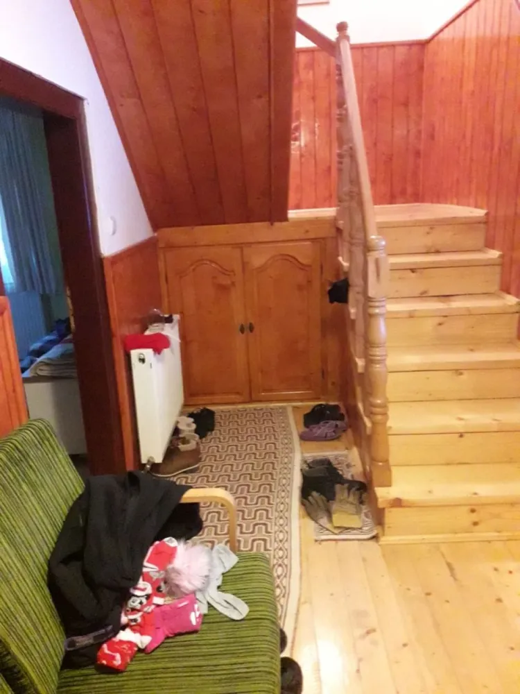 Cabană, 3 dormitoare, Arieseni, vedere panoramică. 75 000 E (neg) - De vânzare: Cabană din lemn, în Arieșeni (sat Bubești) – vedere panoramică. P+ M, teren 270 mp, SU 112 mp, 3 dormitoare, 2 băi, utilitati. 75 000 Euro, negociabil. Comision 0.

Cabană din lemn, construită cu grijă în 2006, refugiul perfect în inima Apusenilor, fie că o vrei pentru tine, fie ca investiție turistică.

Configurație Excelentă (P+M): Suprafață desfășurată de 112 mp.
Spațiu Interior: 3 dormitoare decomandate (unul la parter, două la etaj).
O bucătărie generoasă cu loc de servit masa.
2 Băi
2 Holuri
Terasa exterioară, locul perfect pentru cafeaua de dimineață cu o splendidă privire spre răsărit.

Dotări și utilități:
Sistem de încălzire: Centrală pe lemne eficientă, amplasată într-o anexă separată (fără praf sau zgomot în casă).
Apă caldă: Boiler electric inclus.
Utilități complete: Conectată la rețeaua de apă și curent electric.
Teren: Suprafață de 270 mp.

Locație: Arieșeni, sat Bubești – zonă liniștită, ferită de agitație, dar cu acces la frumusețile zonei.

Contact: Flavius Bunoiu 0751 254 234
