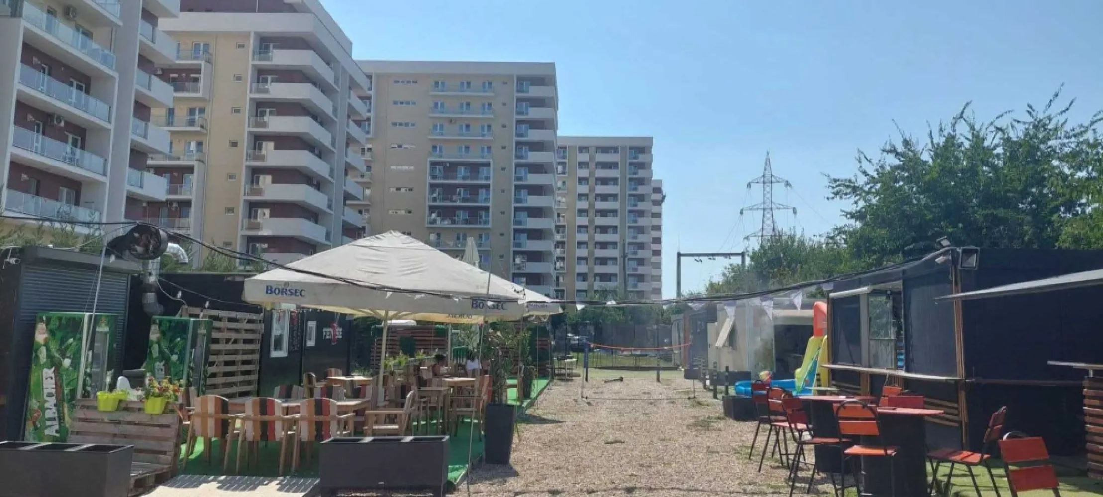 Teren de Inchiriat - Berceni - 1700 mp - Va propun spre inchiriere un teren cu documentatie de urbanism actualizata. Noul certificat de urbanism permite dezvoltarea unui ansamblu imobiliar mixt, incluzand aparthotel si locuinte colective, cu regim de inaltime de pana la 2 subsoluri + P + 11 ETAJE.

Fata de certificatul anterior, care permitea spalatorie (self-service) , oportunitatile de dezvoltare sunt semnificativ extinse.

Terenul se afla intr-un complex rezidential (nu mai exista terenuri in zona) . 

2 loturi (1700 mp; 28 mp)

1+1+50 % din prima chirie (comision agentie)

Alexximob Estate

tel. 0751454742