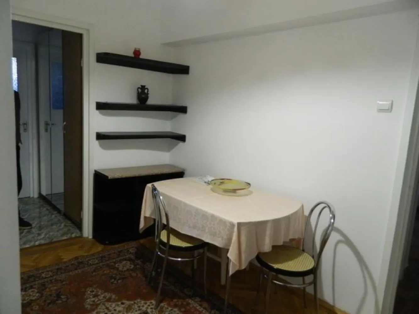 Apartament lux, zona Piata Victoriei, 4 camere , 2 bai, centrala termica terasa - Apartament luxos , 4 camere, 2 bai, terasa spatioasa, bai si bucatarie complet renovate recent.
Zona ultracentrala, metrou statia Piata Victoriei, statie troleibuz la 25 m, numeroase parcari publice in zona
Disponibil imediat . Se inchiriaza complet mobilat si utilat.
Va stam la dispozitie pentru informatii suplimentare sau pentru programarea unei vizionari.
Comisionul agentiei este de 50% din prima prima luna, iar perioada minima a inchirierii este de 12 luni.

Cu deosebita consideratie, 
Arbore Real Estate