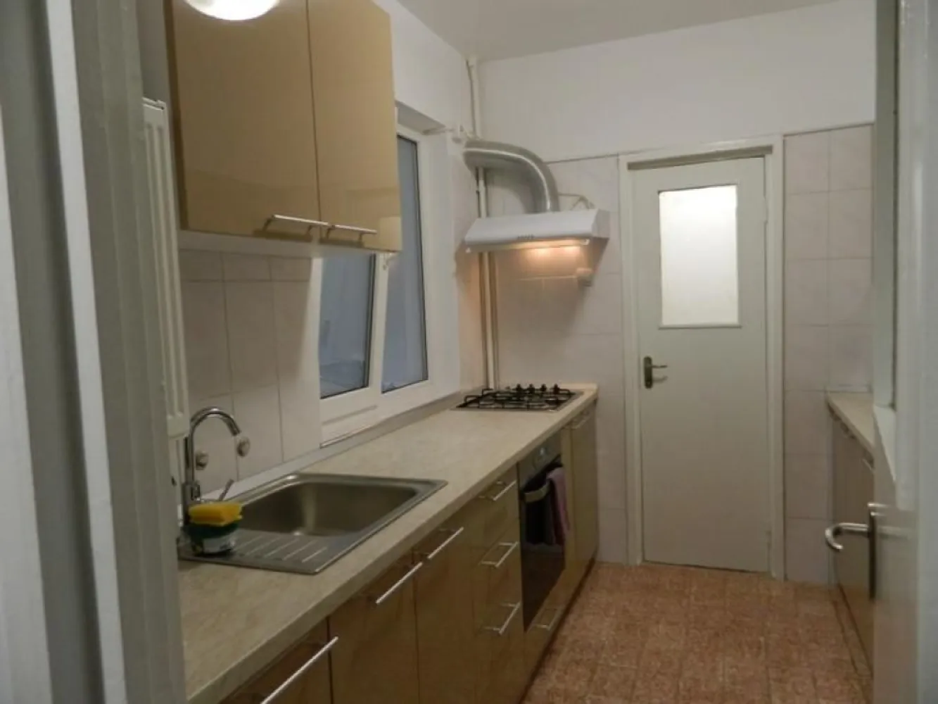 Apartament lux, zona Piata Victoriei, 4 camere , 2 bai, centrala termica terasa - Apartament luxos , 4 camere, 2 bai, terasa spatioasa, bai si bucatarie complet renovate recent.
Zona ultracentrala, metrou statia Piata Victoriei, statie troleibuz la 25 m, numeroase parcari publice in zona
Disponibil imediat . Se inchiriaza complet mobilat si utilat.
Va stam la dispozitie pentru informatii suplimentare sau pentru programarea unei vizionari.
Comisionul agentiei este de 50% din prima prima luna, iar perioada minima a inchirierii este de 12 luni.

Cu deosebita consideratie, 
Arbore Real Estate