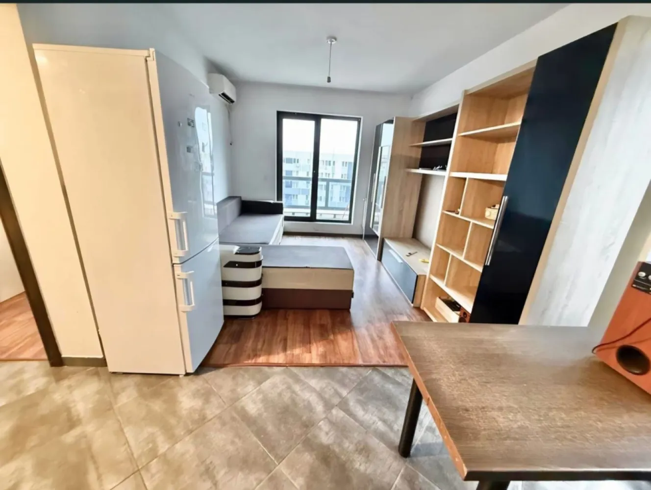 Ap. 2 camere zona Militari Residence Tineretului 37C - Bine ati venit intr-o oaza de confort și rafinament în inima cartierului Militari Residence! Aceasta proprietate îți oferă o oportunitate unică de a locui într-un spațiu elegant, perfect adaptat pentru nevoile tale. Detalii Cheie: Locație Ideală: Situat în cartierul Militari Residence, acest apartament oferă acces facil la toate facilitățile urbane, incluzând magazine, restaurante, parcuri și centre de învățământ. Design Modern: Cu finisaje de înaltă calitate, acest apartament emană eleganță și confort. Spațiile luminoase și bine iluminate se îmbină perfect pentru a crea un ambient primitor și relaxant. 2 Camere spațioase: Cu două camere generoase, acest apartament este potrivit pentru cupluri sau familii mici în căutarea unei locuințe confortabile și practică. Balcon Privat: Beneficiază de un balcon privat, unde poți savura o cafea în timp ce te bucuri de aerul proaspăt și de priveliștea încântătoare a cartierului. Facilități Suplimentare: Parcare Asigurată: poti beneficia contra-cost de loc de parcare privat, oferindu-ți comoditate și siguranță pentru mașină. Securitate 24/7: Militari Residence este un cartier sigur, astfel încât să te poți bucura de liniște și pace în fiecare zi. Acces Rapid la Transport Public: Cu acces ușor la mijloacele de transport în comun, te vei bucura de conexiuni rapide către orice destinație din București. Nu rata ocazia de a locui într-un apartament ce oferă combinația perfectă între confort, stil și funcționalitate. Contactează-ne astăzi pentru a programa o vizionare și a începe o nouă etapă a vieții tale într-o locuință de vis! }}