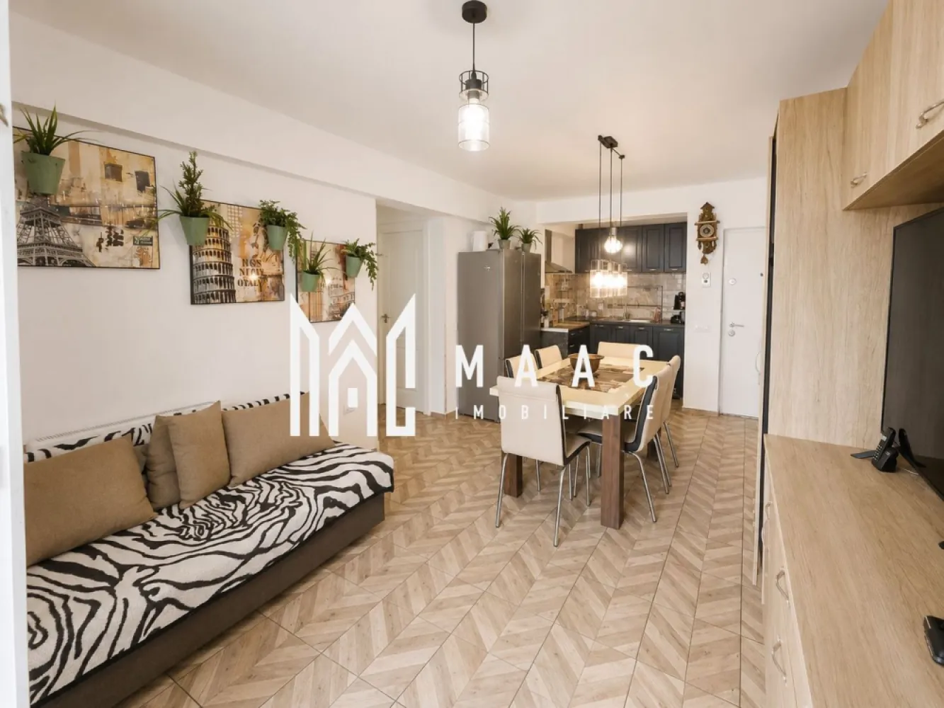 Apartament 3 camere | Etaj 1 | 2 bai | 2 Balcoane | Bloc nou - MAAC Imobiliare vă propune spre vânzare un apartament modern cu 3 camere, situat în zona Cartierul Arhitecților – Strada Haralamb Georgescu, într-un imobil construit în anul 2020, cu regim redus de înălțime P+2+M.

Proprietatea este amplasată la etajul 1 și oferă un compartimentaj foarte bine gândit, ideal pentru confortul unei familii sau pentru cei care își doresc spații generoase și funcționale.
Apartamentul este compus din:

living spațios cu bucătărie open-space;
2 dormitoare, dintre care unul matrimonial cu baie proprie;
2 băi – una dotată cu cadă și una cu cabină de duș și geam pentru aerisire naturală;
2 balcoane, ce completează zona de relaxare și oferă lumină naturală suplimentară.

Confortul termic este asigurat prin:
încălzire în pardoseală;
centrală termică proprie.

Apartamentul se predă parțial mobilat și utilat, în funcție de nevoile și preferințele viitorului proprietar.

În plus, proprietatea beneficiază de: 
loc de parcare propriu;
imobil nou, construit în 2020;
regim redus de înălțime și vecinătate liniștită;
compartimentare practică și modernă.

O alegere excelentă pentru cei care își doresc un cămin confortabil, într-o zonă apreciată și în continuă dezvoltare.

Pentru mai multe detalii și programarea unei vizionări, echipa MAAC Imobiliare vă stă la dispoziție.
ID: CP3168699.