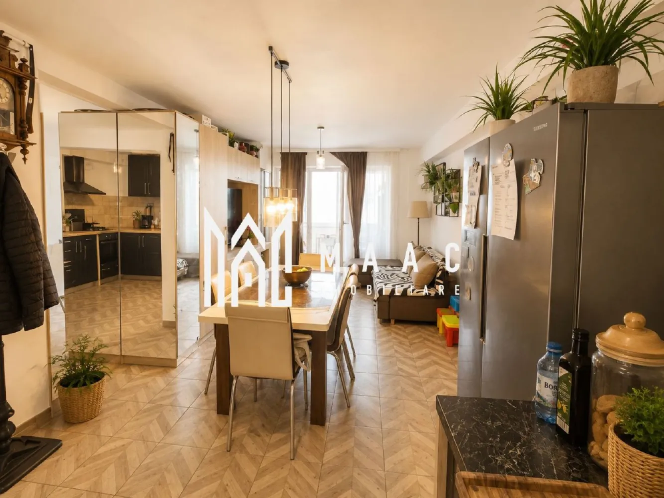 Apartament 3 camere | Etaj 1 | 2 bai | 2 Balcoane | Bloc nou - MAAC Imobiliare vă propune spre vânzare un apartament modern cu 3 camere, situat în zona Cartierul Arhitecților – Strada Haralamb Georgescu, într-un imobil construit în anul 2020, cu regim redus de înălțime P+2+M.

Proprietatea este amplasată la etajul 1 și oferă un compartimentaj foarte bine gândit, ideal pentru confortul unei familii sau pentru cei care își doresc spații generoase și funcționale.
Apartamentul este compus din:

living spațios cu bucătărie open-space;
2 dormitoare, dintre care unul matrimonial cu baie proprie;
2 băi – una dotată cu cadă și una cu cabină de duș și geam pentru aerisire naturală;
2 balcoane, ce completează zona de relaxare și oferă lumină naturală suplimentară.

Confortul termic este asigurat prin:
încălzire în pardoseală;
centrală termică proprie.

Apartamentul se predă parțial mobilat și utilat, în funcție de nevoile și preferințele viitorului proprietar.

În plus, proprietatea beneficiază de: 
loc de parcare propriu;
imobil nou, construit în 2020;
regim redus de înălțime și vecinătate liniștită;
compartimentare practică și modernă.

O alegere excelentă pentru cei care își doresc un cămin confortabil, într-o zonă apreciată și în continuă dezvoltare.

Pentru mai multe detalii și programarea unei vizionări, echipa MAAC Imobiliare vă stă la dispoziție.
ID: CP3168699.