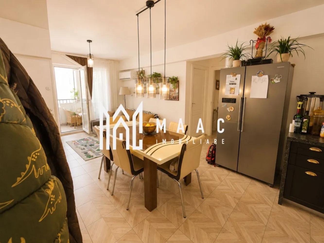 Apartament 3 camere | Etaj 1 | 2 bai | 2 Balcoane | Bloc nou - MAAC Imobiliare vă propune spre vânzare un apartament modern cu 3 camere, situat în zona Cartierul Arhitecților – Strada Haralamb Georgescu, într-un imobil construit în anul 2020, cu regim redus de înălțime P+2+M.

Proprietatea este amplasată la etajul 1 și oferă un compartimentaj foarte bine gândit, ideal pentru confortul unei familii sau pentru cei care își doresc spații generoase și funcționale.
Apartamentul este compus din:

living spațios cu bucătărie open-space;
2 dormitoare, dintre care unul matrimonial cu baie proprie;
2 băi – una dotată cu cadă și una cu cabină de duș și geam pentru aerisire naturală;
2 balcoane, ce completează zona de relaxare și oferă lumină naturală suplimentară.

Confortul termic este asigurat prin:
încălzire în pardoseală;
centrală termică proprie.

Apartamentul se predă parțial mobilat și utilat, în funcție de nevoile și preferințele viitorului proprietar.

În plus, proprietatea beneficiază de: 
loc de parcare propriu;
imobil nou, construit în 2020;
regim redus de înălțime și vecinătate liniștită;
compartimentare practică și modernă.

O alegere excelentă pentru cei care își doresc un cămin confortabil, într-o zonă apreciată și în continuă dezvoltare.

Pentru mai multe detalii și programarea unei vizionări, echipa MAAC Imobiliare vă stă la dispoziție.
ID: CP3168699.