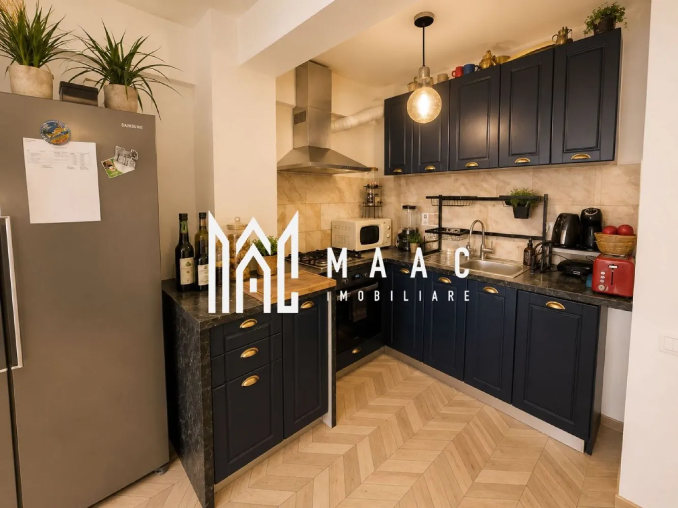 Apartament 3 camere | Etaj 1 | 2 bai | 2 Balcoane | Bloc nou - MAAC Imobiliare vă propune spre vânzare un apartament modern cu 3 camere, situat în zona Cartierul Arhitecților – Strada Haralamb Georgescu, într-un imobil construit în anul 2020, cu regim redus de înălțime P+2+M.

Proprietatea este amplasată la etajul 1 și oferă un compartimentaj foarte bine gândit, ideal pentru confortul unei familii sau pentru cei care își doresc spații generoase și funcționale.
Apartamentul este compus din:

living spațios cu bucătărie open-space;
2 dormitoare, dintre care unul matrimonial cu baie proprie;
2 băi – una dotată cu cadă și una cu cabină de duș și geam pentru aerisire naturală;
2 balcoane, ce completează zona de relaxare și oferă lumină naturală suplimentară.

Confortul termic este asigurat prin:
încălzire în pardoseală;
centrală termică proprie.

Apartamentul se predă parțial mobilat și utilat, în funcție de nevoile și preferințele viitorului proprietar.

În plus, proprietatea beneficiază de: 
loc de parcare propriu;
imobil nou, construit în 2020;
regim redus de înălțime și vecinătate liniștită;
compartimentare practică și modernă.

O alegere excelentă pentru cei care își doresc un cămin confortabil, într-o zonă apreciată și în continuă dezvoltare.

Pentru mai multe detalii și programarea unei vizionări, echipa MAAC Imobiliare vă stă la dispoziție.
ID: CP3168699.