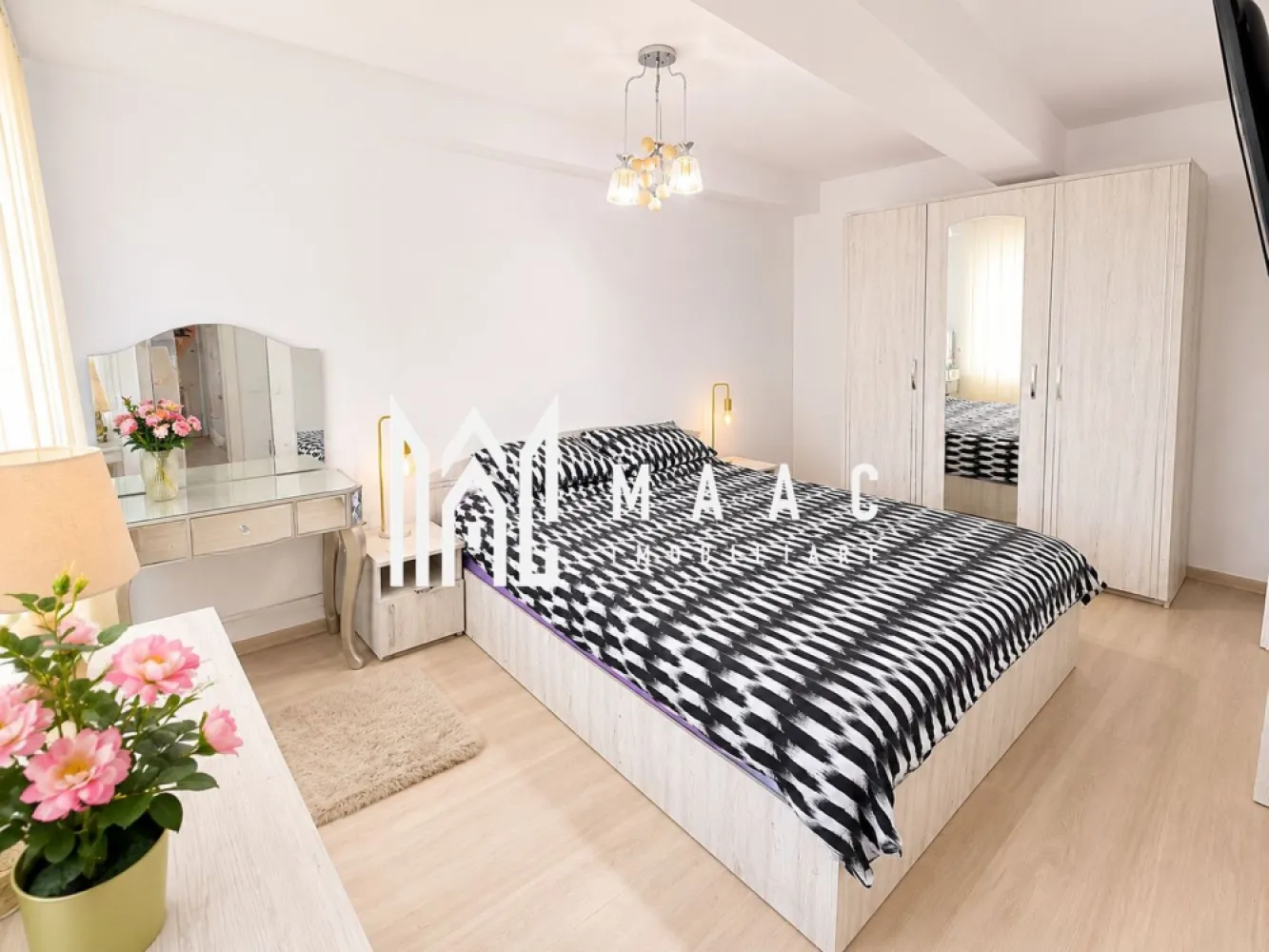 Apartament 3 camere | Etaj 1 | 2 bai | 2 Balcoane | Bloc nou - MAAC Imobiliare vă propune spre vânzare un apartament modern cu 3 camere, situat în zona Cartierul Arhitecților – Strada Haralamb Georgescu, într-un imobil construit în anul 2020, cu regim redus de înălțime P+2+M.

Proprietatea este amplasată la etajul 1 și oferă un compartimentaj foarte bine gândit, ideal pentru confortul unei familii sau pentru cei care își doresc spații generoase și funcționale.
Apartamentul este compus din:

living spațios cu bucătărie open-space;
2 dormitoare, dintre care unul matrimonial cu baie proprie;
2 băi – una dotată cu cadă și una cu cabină de duș și geam pentru aerisire naturală;
2 balcoane, ce completează zona de relaxare și oferă lumină naturală suplimentară.

Confortul termic este asigurat prin:
încălzire în pardoseală;
centrală termică proprie.

Apartamentul se predă parțial mobilat și utilat, în funcție de nevoile și preferințele viitorului proprietar.

În plus, proprietatea beneficiază de: 
loc de parcare propriu;
imobil nou, construit în 2020;
regim redus de înălțime și vecinătate liniștită;
compartimentare practică și modernă.

O alegere excelentă pentru cei care își doresc un cămin confortabil, într-o zonă apreciată și în continuă dezvoltare.

Pentru mai multe detalii și programarea unei vizionări, echipa MAAC Imobiliare vă stă la dispoziție.
ID: CP3168699.