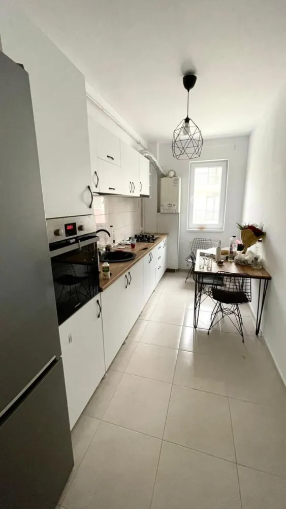 Apartament cu 2 camere complet mobilat Militari - Crinului Residence - Bine ati venit intr-o oaza de confort și rafinament în cartierul Militari Residence! Aceasta proprietate îți oferă o oportunitate unică de a locui într-un spațiu elegant, perfect adaptat pentru nevoile tale. Detalii Cheie: Locație Ideală: Situat în cartierul Militari Residence, acest apartament oferă acces facil la toate facilitățile urbane, incluzând magazine, restaurante, parcuri și centre de învățământ. Design Modern: Cu finisaje de înaltă calitate, acest apartament emană eleganță și confort. Spațiile luminoase și bine iluminate se îmbină perfect pentru a crea un ambient primitor și relaxant. 2 Camere Spațioase: Cu două camere generoase, acest apartament este potrivit pentru cupluri sau familii mici în căutarea unei locuințe confortabile și practică. Facilități Suplimentare: Parcare Asigurată: poti beneficia contra-cost de loc de parcare privat, oferindu-ți comoditate și siguranță pentru mașină. Securitate 24/7: Militari Residence este un cartier sigur, astfel încât să te poți bucura de liniște și pace în fiecare zi. Acces Rapid la Transport Public: Cu acces ușor la mijloacele de transport în comun, te vei bucura de conexiuni rapide către orice destinație din București. Nu rata ocazia de a locui într-un apartament ce oferă combinația perfectă între confort, stil și funcționalitate. Contactează-ne astăzi pentru a programa o vizionare și a începe o nouă etapă a vieții tale într-o locuință de vis! }}