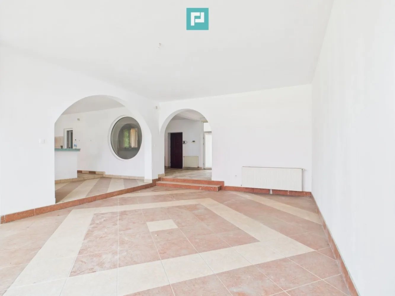 Casă spațioasă Mehala- Mircea cel Bătrân - Casă spațioasă în zona Mehala, str. Mircea cel Bătrân – 400 mp utili, teren 850 mp

Vă propunem spre închiriere o proprietate generoasă situată într-una dintre cele mai liniștite și căutate zone ale Timișoarei – cartierul Mehala, pe strada Mircea cel Bătrân.

Descriere generală:
Casa este construită pe un regim de înălțime D+P+E+M (demisol + parter + etaj + mansardă) și dispune de o suprafață utilă de aproximativ 400 mp, amplasată pe un teren generos de 850 mp. Imobilul este ideal pentru o familie numeroasă sau poate fi adaptat ușor pentru funcțiuni mixte: locuință și birou/sediu firmă.

Compartimentare:
Demisol:
• cameră;
• cameră tehnică cu centrală termică și 2 puffere pentru aport la încălzire;
• două spații de depozitare;
• hol cu acces direct la garaj.

Parter:
• hol generos de acces;
• living spațios;
• bucătărie;
• baie;
• birou/dormitor;
• casă a scării;
• garaj pentru două autoturisme;
• terasă cu ieșire din zona de zi.

Etaj:
• 3 dormitoare;
• 2 băi;
• terasă de 43 mp situată deasupra garajului.

Mansardă:
• 2 dormitoare;
• baie;
• hol de acces;
• terasă generoasă de 80 mp.

Caracteristici constructive:
• Construcție solidă din cărămidă;
• Izolație exterioară cu termosistem din polistiren de 10 cm;
• Acoperiș din țiglă;
• Încălzire cu centrală termică cu sistem de aport (2 puffere);
• Beneficiază de 3 terase exterioare cu suprafața totală de 130 mp

Alte avantaje:
• Zonă rezidențială liniștită, cu acces facil către centrul orașului;
• Teren generos, ideal pentru amenajare grădină, zonă verde sau piscină;
• Terase mari cu multiple posibilități de utilizare (relaxare, spațiu de joacă, grătar etc.);
• Potențial de recompartimentare sau adaptare la nevoile unei familii extinse ori activități profesionale.

Pentru mai multe detalii sau programarea unei vizionări, vă rugăm să ne contactați

Remus Beiușanu
Telefon: 0785.997.537
Email: remus.beiusanu@propertylab.ro
CP3162578