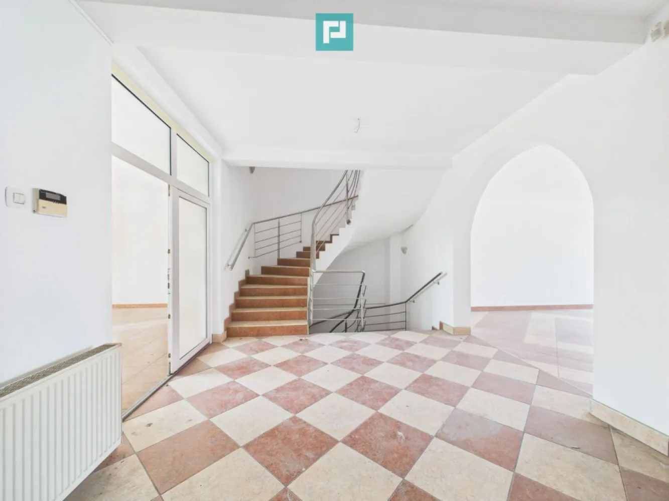 Casă spațioasă Mehala- Mircea cel Bătrân - Casă spațioasă în zona Mehala, str. Mircea cel Bătrân – 400 mp utili, teren 850 mp

Vă propunem spre închiriere o proprietate generoasă situată într-una dintre cele mai liniștite și căutate zone ale Timișoarei – cartierul Mehala, pe strada Mircea cel Bătrân.

Descriere generală:
Casa este construită pe un regim de înălțime D+P+E+M (demisol + parter + etaj + mansardă) și dispune de o suprafață utilă de aproximativ 400 mp, amplasată pe un teren generos de 850 mp. Imobilul este ideal pentru o familie numeroasă sau poate fi adaptat ușor pentru funcțiuni mixte: locuință și birou/sediu firmă.

Compartimentare:
Demisol:
• cameră;
• cameră tehnică cu centrală termică și 2 puffere pentru aport la încălzire;
• două spații de depozitare;
• hol cu acces direct la garaj.

Parter:
• hol generos de acces;
• living spațios;
• bucătărie;
• baie;
• birou/dormitor;
• casă a scării;
• garaj pentru două autoturisme;
• terasă cu ieșire din zona de zi.

Etaj:
• 3 dormitoare;
• 2 băi;
• terasă de 43 mp situată deasupra garajului.

Mansardă:
• 2 dormitoare;
• baie;
• hol de acces;
• terasă generoasă de 80 mp.

Caracteristici constructive:
• Construcție solidă din cărămidă;
• Izolație exterioară cu termosistem din polistiren de 10 cm;
• Acoperiș din țiglă;
• Încălzire cu centrală termică cu sistem de aport (2 puffere);
• Beneficiază de 3 terase exterioare cu suprafața totală de 130 mp

Alte avantaje:
• Zonă rezidențială liniștită, cu acces facil către centrul orașului;
• Teren generos, ideal pentru amenajare grădină, zonă verde sau piscină;
• Terase mari cu multiple posibilități de utilizare (relaxare, spațiu de joacă, grătar etc.);
• Potențial de recompartimentare sau adaptare la nevoile unei familii extinse ori activități profesionale.

Pentru mai multe detalii sau programarea unei vizionări, vă rugăm să ne contactați

Remus Beiușanu
Telefon: 0785.997.537
Email: remus.beiusanu@propertylab.ro
CP3162578