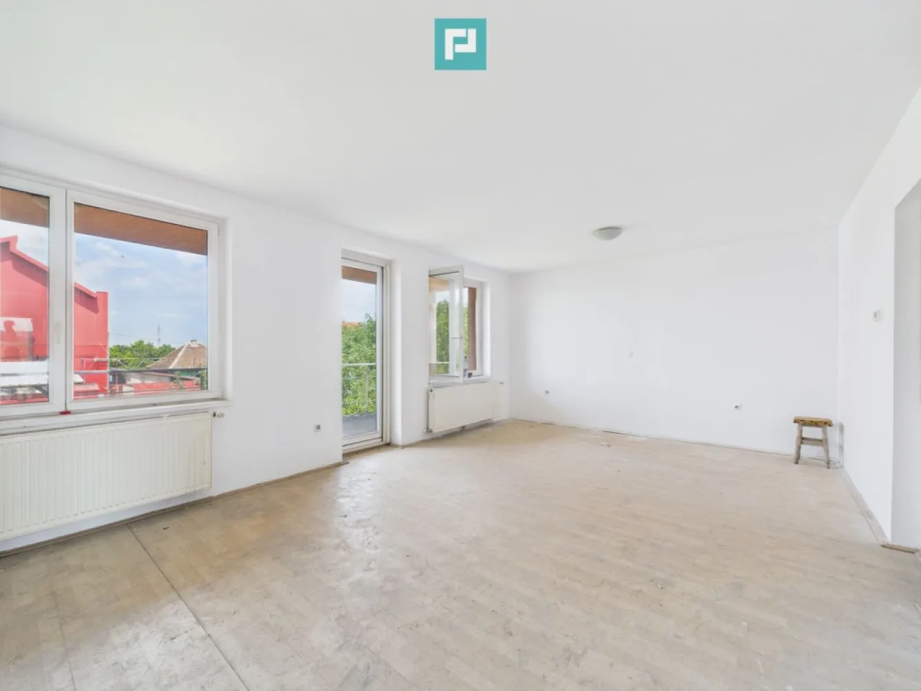 Casă spațioasă Mehala- Mircea cel Bătrân - Casă spațioasă în zona Mehala, str. Mircea cel Bătrân – 400 mp utili, teren 850 mp

Vă propunem spre închiriere o proprietate generoasă situată într-una dintre cele mai liniștite și căutate zone ale Timișoarei – cartierul Mehala, pe strada Mircea cel Bătrân.

Descriere generală:
Casa este construită pe un regim de înălțime D+P+E+M (demisol + parter + etaj + mansardă) și dispune de o suprafață utilă de aproximativ 400 mp, amplasată pe un teren generos de 850 mp. Imobilul este ideal pentru o familie numeroasă sau poate fi adaptat ușor pentru funcțiuni mixte: locuință și birou/sediu firmă.

Compartimentare:
Demisol:
• cameră;
• cameră tehnică cu centrală termică și 2 puffere pentru aport la încălzire;
• două spații de depozitare;
• hol cu acces direct la garaj.

Parter:
• hol generos de acces;
• living spațios;
• bucătărie;
• baie;
• birou/dormitor;
• casă a scării;
• garaj pentru două autoturisme;
• terasă cu ieșire din zona de zi.

Etaj:
• 3 dormitoare;
• 2 băi;
• terasă de 43 mp situată deasupra garajului.

Mansardă:
• 2 dormitoare;
• baie;
• hol de acces;
• terasă generoasă de 80 mp.

Caracteristici constructive:
• Construcție solidă din cărămidă;
• Izolație exterioară cu termosistem din polistiren de 10 cm;
• Acoperiș din țiglă;
• Încălzire cu centrală termică cu sistem de aport (2 puffere);
• Beneficiază de 3 terase exterioare cu suprafața totală de 130 mp

Alte avantaje:
• Zonă rezidențială liniștită, cu acces facil către centrul orașului;
• Teren generos, ideal pentru amenajare grădină, zonă verde sau piscină;
• Terase mari cu multiple posibilități de utilizare (relaxare, spațiu de joacă, grătar etc.);
• Potențial de recompartimentare sau adaptare la nevoile unei familii extinse ori activități profesionale.

Pentru mai multe detalii sau programarea unei vizionări, vă rugăm să ne contactați

Remus Beiușanu
Telefon: 0785.997.537
Email: remus.beiusanu@propertylab.ro
CP3162578
