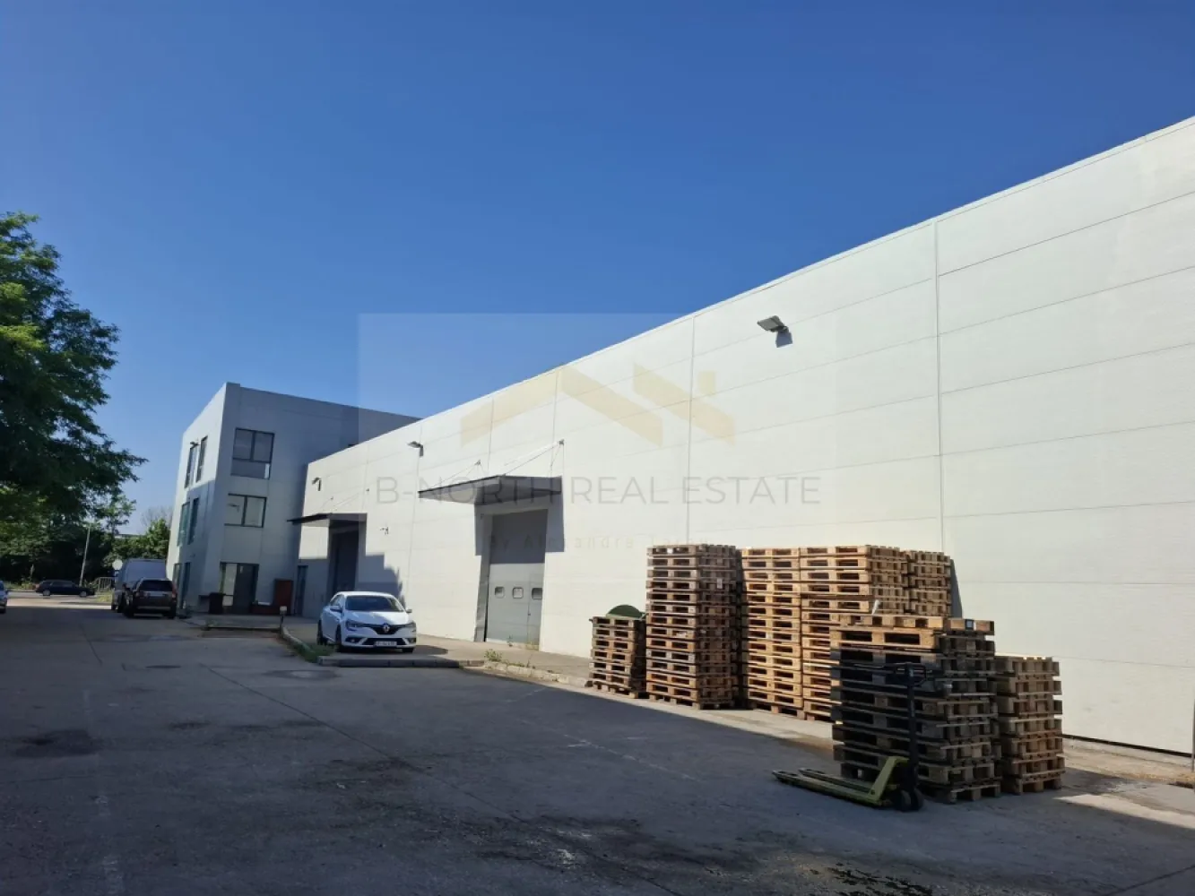 Chirie-Depozit- Soseaua de Centura/ Militari - B-North Real Estate vă propune spre închiriere spațiu industrial/comercial situat excelent lângă Autostrada București Pitesti – Sos. de Centura cu acces facil pentru TIR și transport logistic.

Proprietatea este amplasată pe un teren generos de 3000mp și include:

Spațiu de birouri de aproximativ 350 mp

 1400 mp spații de depozitare 

Curent trifazic

Curte complet împrejmuită

Platforme betonate și spații largi pentru parcare

Locația oferă vizibilitate foarte bună și acces rapid către București și zona de nord.

Pretu ete de 5,5 euro /mp

Atorizatie ISU

💼 Ideal pentru:

✔ Logistică & distribuție

✔ Depozitare

✔ E-commerce / fulfilment

✔ Producție ușoară

✔ Showroom + depozit

distribuție și logistică

supermarket / retail de proximitate

showroom comercial

centru operațional

producție ușoară

comerț sau activități mixte

Pentru detalii suplimentare, planuri sau programarea unei vizionări, vă stăm la dispoziție.