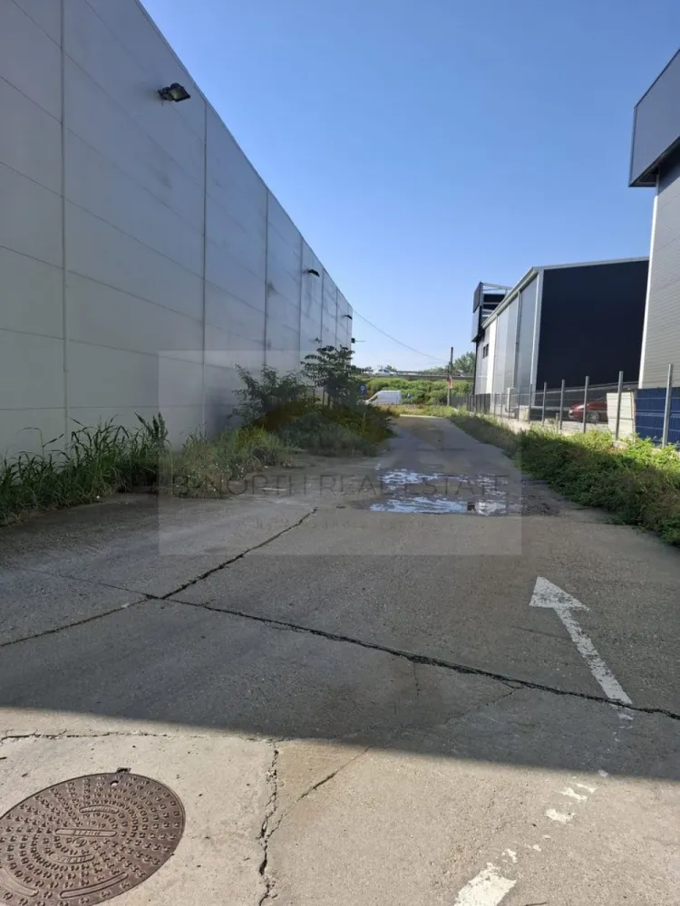 Chirie-Depozit- Soseaua de Centura/ Militari - B-North Real Estate vă propune spre închiriere spațiu industrial/comercial situat excelent lângă Autostrada București Pitesti – Sos. de Centura cu acces facil pentru TIR și transport logistic.

Proprietatea este amplasată pe un teren generos de 3000mp și include:

Spațiu de birouri de aproximativ 350 mp

 1400 mp spații de depozitare 

Curent trifazic

Curte complet împrejmuită

Platforme betonate și spații largi pentru parcare

Locația oferă vizibilitate foarte bună și acces rapid către București și zona de nord.

Pretu ete de 5,5 euro /mp

Atorizatie ISU

💼 Ideal pentru:

✔ Logistică & distribuție

✔ Depozitare

✔ E-commerce / fulfilment

✔ Producție ușoară

✔ Showroom + depozit

distribuție și logistică

supermarket / retail de proximitate

showroom comercial

centru operațional

producție ușoară

comerț sau activități mixte

Pentru detalii suplimentare, planuri sau programarea unei vizionări, vă stăm la dispoziție.