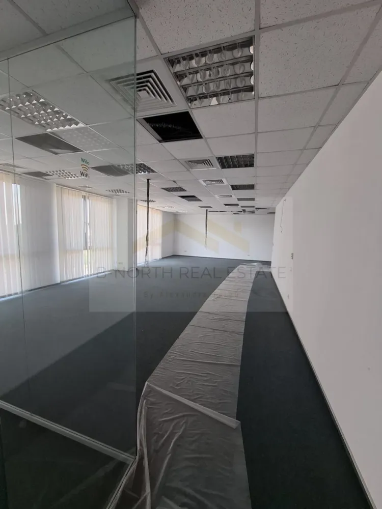 Chirie-Depozit- Soseaua de Centura/ Militari - B-North Real Estate vă propune spre închiriere spațiu industrial/comercial situat excelent lângă Autostrada București Pitesti – Sos. de Centura cu acces facil pentru TIR și transport logistic.

Proprietatea este amplasată pe un teren generos de 3000mp și include:

Spațiu de birouri de aproximativ 350 mp

 1400 mp spații de depozitare 

Curent trifazic

Curte complet împrejmuită

Platforme betonate și spații largi pentru parcare

Locația oferă vizibilitate foarte bună și acces rapid către București și zona de nord.

Pretu ete de 5,5 euro /mp

Atorizatie ISU

💼 Ideal pentru:

✔ Logistică & distribuție

✔ Depozitare

✔ E-commerce / fulfilment

✔ Producție ușoară

✔ Showroom + depozit

distribuție și logistică

supermarket / retail de proximitate

showroom comercial

centru operațional

producție ușoară

comerț sau activități mixte

Pentru detalii suplimentare, planuri sau programarea unei vizionări, vă stăm la dispoziție.