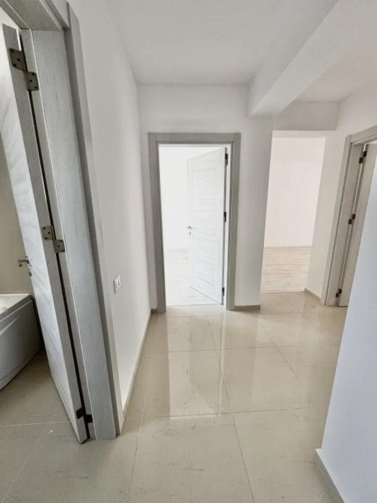 Ap. doua camere zona Militari Residence DOUA BALCOANE - TVA INCLUS !! Comision 0% Bine ati venit intr-o oaza de confort și rafinament în inima cartierului Militari Residence! Aceasta proprietate îți oferă o oportunitate unică de a locui într-un spațiu elegant, perfect adaptat pentru nevoile tale. Detalii Cheie: Locație Ideală: Situat în cartierul Militari Residence, acest apartament oferă acces facil la toate facilitățile urbane, incluzând magazine, restaurante, parcuri și centre de învățământ. Design Modern: Cu finisaje de înaltă calitate, acest apartament emană eleganță și confort. Spațiile luminoase și bine iluminate se îmbină perfect pentru a crea un ambient primitor și relaxant. 2 Camere Spațioase: Cu două camere generoase, acest apartament este potrivit pentru cupluri sau familii mici în căutarea unei locuințe confortabile și practică. Balcon Privat: Beneficiază de doua balcoane, unde poți savura o cafea în timp ce te bucuri de aerul proaspăt și de priveliștea încântătoare a cartierului. Facilități Suplimentare: Parcare Asigurată: poti beneficia contra-cost de loc de parcare privat, oferindu-ți comoditate și siguranță pentru mașină. Securitate 24/7: Militari Residence este un cartier sigur, astfel încât să te poți bucura de liniște și pace în fiecare zi. Acces Rapid la Transport Public: Cu acces ușor la mijloacele de transport în comun, te vei bucura de conexiuni rapide către orice destinație din București. Nu rata ocazia de a locui într-un apartament ce oferă combinația perfectă între confort, stil și funcționalitate. Contactează-ne astăzi pentru a programa o vizionare și a începe o nouă etapă a vieții tale într-o locuință de vis! }}