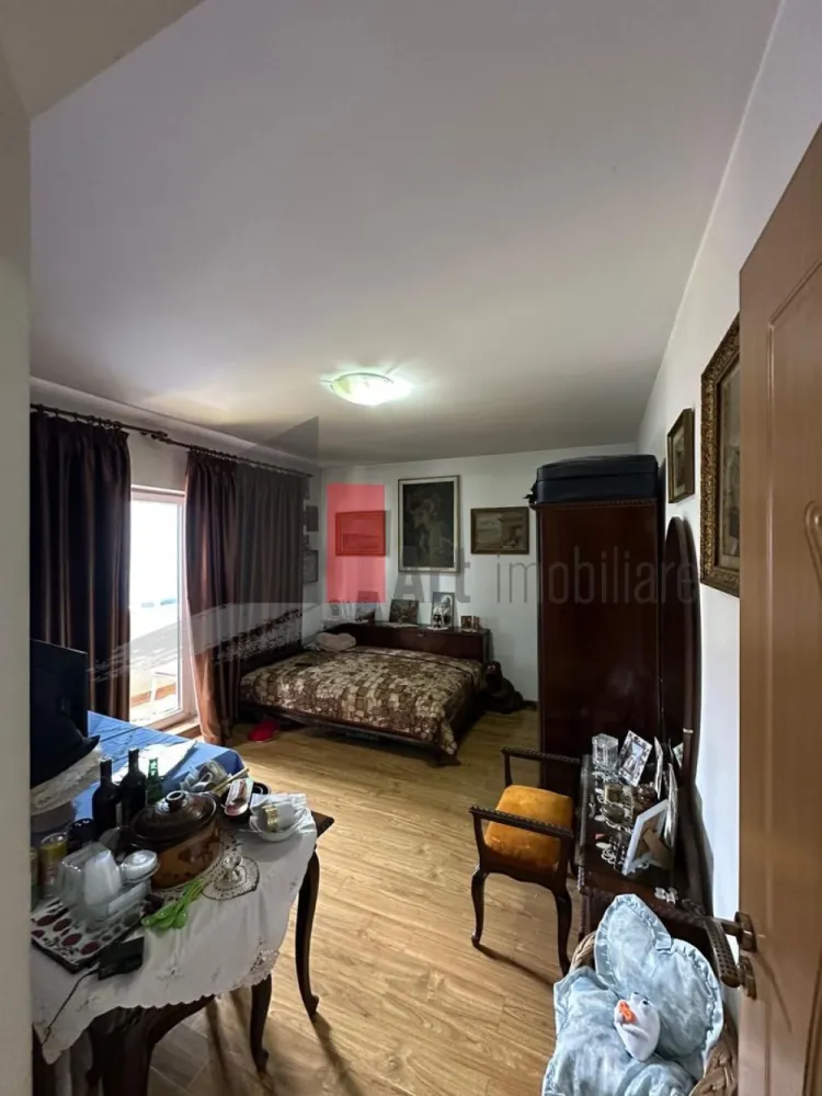 3 camere Prelungirea Ghencea - imobil 2014 - APARTAMENT 3 CAMERE – PRELUNGIREA GHENCEA, DRUMUL GHINDARI 🏡

Bloc construit în 2014, anvelopat, etajul 1 din 3. Stare bună, gata de locuit!

Căutați un apartament spațios, într-un bloc relativ nou, într-o zonă liniștită, dar bine conectată? Acesta este exact ceea ce aveți nevoie.

Apartamentul este situat în Prelungirea Ghencea, pe drumul Ghindari, o zonă rezidențială în plină dezvoltare, cunoscută pentru aerul curat și proximitatea față de magazine, școli și transportul în comun.

🔸 SPECIFICAȚII ȘI DETALII:

· Compartimentare: 3 camere (living + 2 dormitoare) – compartimentare practică și luminoasă.
· Etaj: 1 din 3 – acces facil, ideal pentru familii cu copii sau persoane în vârstă.
· An construcție bloc: 2014 – fațadă modernă, materiale de calitate, regim de înălțime redus (intimitate sporită).
· Bloc anvelopat: Termoizolație eficientă, economie la întreținere, confort termic pe tot parcursul anului.
· Stare apartament: Bună – finisaje îngrijite, gata de locuit imediat sau de îmbunătățit după preferințe.
· Suprafață: 70 mp suprafata utila plus 8 mp balcon

🔸 AVANTAJELE PROPRIETĂȚII:

· Bloc nou (2014): Față de blocurile vechi, acesta are instalații mai sigure, izolație fonică și termică superioară.
· Anvelopat deja realizat: Nu mai trebuie să suportați costurile sau deranjul unei reabilitări termice.
· Etaj intermediar (1): Ferit de umezeala de la parter și de urcatul excesiv la etaje superioare.
· Zona Prelungirea Ghencea – în creștere, cu potențial de apreciere a valorii imobiliare.
· Aproape de transport: Linii de autobuz și tramvay care vă conectează rapid la centrul orașului.

🔸 ÎN IMEEDIATĂ APROPIERE:

· Magazine alimentare, supermarketuri (Lidl, Profi, Penny)
· Farmacii, clinici medicale
· Școli și grădinițe
· Parcuri și spații verzi pentru relaxare

🔸 IDEAL PENTRU:

· Familii care doresc spațiu și liniște, dar nu vor să stea departe de oraș.
· Cupluri care apreciază un bloc modern și facturi mai mici la iarnă.
· Investitori – cerere mare de închiriere în zonă, datorită accesibilității.