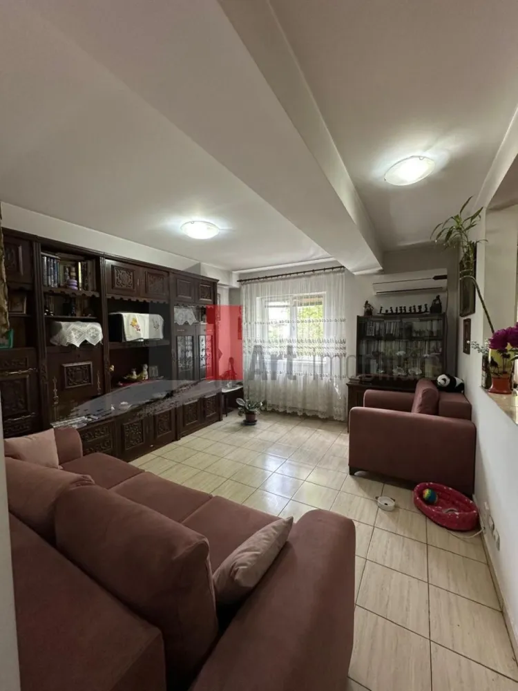 3 camere Prelungirea Ghencea - imobil 2014 - APARTAMENT 3 CAMERE – PRELUNGIREA GHENCEA, DRUMUL GHINDARI 🏡

Bloc construit în 2014, anvelopat, etajul 1 din 3. Stare bună, gata de locuit!

Căutați un apartament spațios, într-un bloc relativ nou, într-o zonă liniștită, dar bine conectată? Acesta este exact ceea ce aveți nevoie.

Apartamentul este situat în Prelungirea Ghencea, pe drumul Ghindari, o zonă rezidențială în plină dezvoltare, cunoscută pentru aerul curat și proximitatea față de magazine, școli și transportul în comun.

🔸 SPECIFICAȚII ȘI DETALII:

· Compartimentare: 3 camere (living + 2 dormitoare) – compartimentare practică și luminoasă.
· Etaj: 1 din 3 – acces facil, ideal pentru familii cu copii sau persoane în vârstă.
· An construcție bloc: 2014 – fațadă modernă, materiale de calitate, regim de înălțime redus (intimitate sporită).
· Bloc anvelopat: Termoizolație eficientă, economie la întreținere, confort termic pe tot parcursul anului.
· Stare apartament: Bună – finisaje îngrijite, gata de locuit imediat sau de îmbunătățit după preferințe.
· Suprafață: 70 mp suprafata utila plus 8 mp balcon

🔸 AVANTAJELE PROPRIETĂȚII:

· Bloc nou (2014): Față de blocurile vechi, acesta are instalații mai sigure, izolație fonică și termică superioară.
· Anvelopat deja realizat: Nu mai trebuie să suportați costurile sau deranjul unei reabilitări termice.
· Etaj intermediar (1): Ferit de umezeala de la parter și de urcatul excesiv la etaje superioare.
· Zona Prelungirea Ghencea – în creștere, cu potențial de apreciere a valorii imobiliare.
· Aproape de transport: Linii de autobuz și tramvay care vă conectează rapid la centrul orașului.

🔸 ÎN IMEEDIATĂ APROPIERE:

· Magazine alimentare, supermarketuri (Lidl, Profi, Penny)
· Farmacii, clinici medicale
· Școli și grădinițe
· Parcuri și spații verzi pentru relaxare

🔸 IDEAL PENTRU:

· Familii care doresc spațiu și liniște, dar nu vor să stea departe de oraș.
· Cupluri care apreciază un bloc modern și facturi mai mici la iarnă.
· Investitori – cerere mare de închiriere în zonă, datorită accesibilității.