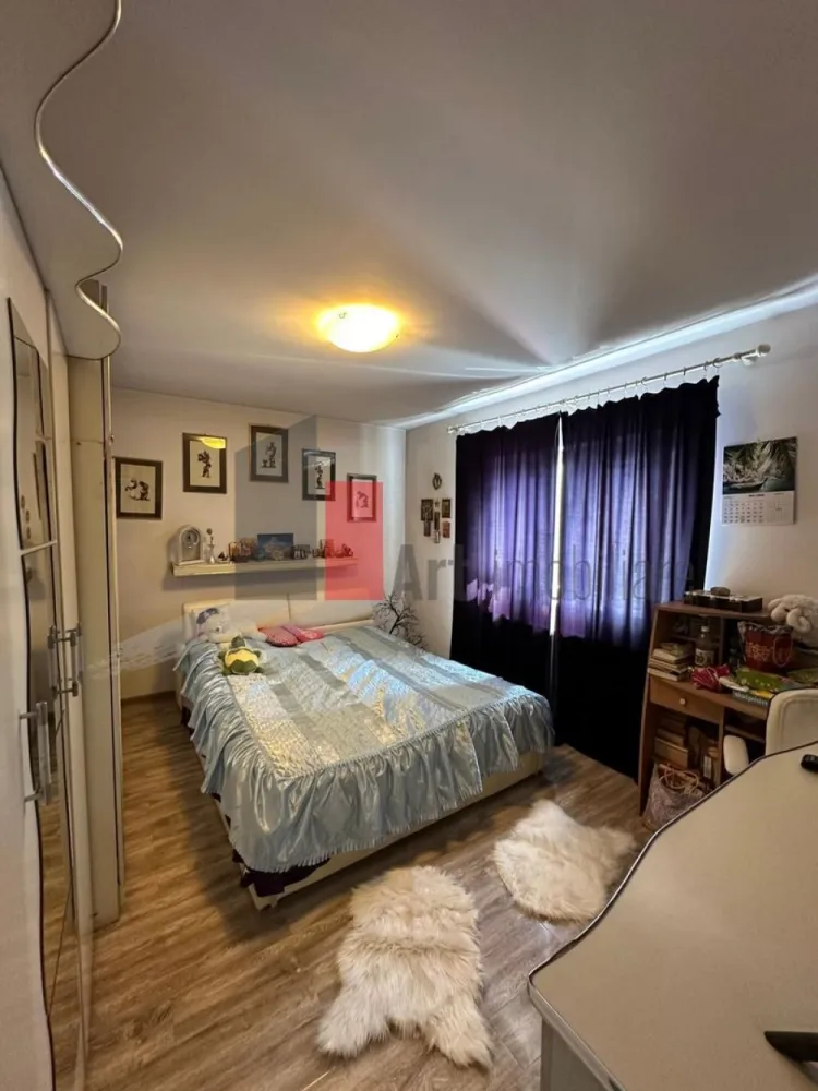 3 camere Prelungirea Ghencea - imobil 2014 - APARTAMENT 3 CAMERE – PRELUNGIREA GHENCEA, DRUMUL GHINDARI 🏡

Bloc construit în 2014, anvelopat, etajul 1 din 3. Stare bună, gata de locuit!

Căutați un apartament spațios, într-un bloc relativ nou, într-o zonă liniștită, dar bine conectată? Acesta este exact ceea ce aveți nevoie.

Apartamentul este situat în Prelungirea Ghencea, pe drumul Ghindari, o zonă rezidențială în plină dezvoltare, cunoscută pentru aerul curat și proximitatea față de magazine, școli și transportul în comun.

🔸 SPECIFICAȚII ȘI DETALII:

· Compartimentare: 3 camere (living + 2 dormitoare) – compartimentare practică și luminoasă.
· Etaj: 1 din 3 – acces facil, ideal pentru familii cu copii sau persoane în vârstă.
· An construcție bloc: 2014 – fațadă modernă, materiale de calitate, regim de înălțime redus (intimitate sporită).
· Bloc anvelopat: Termoizolație eficientă, economie la întreținere, confort termic pe tot parcursul anului.
· Stare apartament: Bună – finisaje îngrijite, gata de locuit imediat sau de îmbunătățit după preferințe.
· Suprafață: 70 mp suprafata utila plus 8 mp balcon

🔸 AVANTAJELE PROPRIETĂȚII:

· Bloc nou (2014): Față de blocurile vechi, acesta are instalații mai sigure, izolație fonică și termică superioară.
· Anvelopat deja realizat: Nu mai trebuie să suportați costurile sau deranjul unei reabilitări termice.
· Etaj intermediar (1): Ferit de umezeala de la parter și de urcatul excesiv la etaje superioare.
· Zona Prelungirea Ghencea – în creștere, cu potențial de apreciere a valorii imobiliare.
· Aproape de transport: Linii de autobuz și tramvay care vă conectează rapid la centrul orașului.

🔸 ÎN IMEEDIATĂ APROPIERE:

· Magazine alimentare, supermarketuri (Lidl, Profi, Penny)
· Farmacii, clinici medicale
· Școli și grădinițe
· Parcuri și spații verzi pentru relaxare

🔸 IDEAL PENTRU:

· Familii care doresc spațiu și liniște, dar nu vor să stea departe de oraș.
· Cupluri care apreciază un bloc modern și facturi mai mici la iarnă.
· Investitori – cerere mare de închiriere în zonă, datorită accesibilității.
