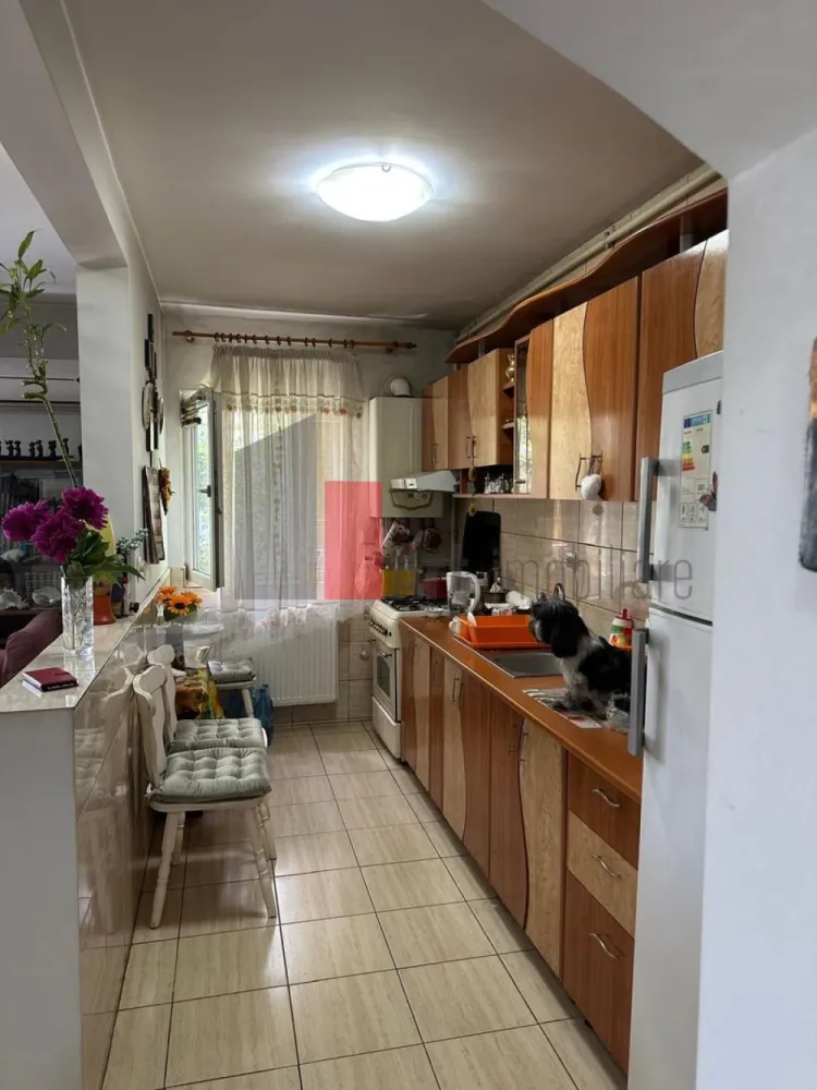 3 camere Prelungirea Ghencea - imobil 2014 - APARTAMENT 3 CAMERE – PRELUNGIREA GHENCEA, DRUMUL GHINDARI 🏡

Bloc construit în 2014, anvelopat, etajul 1 din 3. Stare bună, gata de locuit!

Căutați un apartament spațios, într-un bloc relativ nou, într-o zonă liniștită, dar bine conectată? Acesta este exact ceea ce aveți nevoie.

Apartamentul este situat în Prelungirea Ghencea, pe drumul Ghindari, o zonă rezidențială în plină dezvoltare, cunoscută pentru aerul curat și proximitatea față de magazine, școli și transportul în comun.

🔸 SPECIFICAȚII ȘI DETALII:

· Compartimentare: 3 camere (living + 2 dormitoare) – compartimentare practică și luminoasă.
· Etaj: 1 din 3 – acces facil, ideal pentru familii cu copii sau persoane în vârstă.
· An construcție bloc: 2014 – fațadă modernă, materiale de calitate, regim de înălțime redus (intimitate sporită).
· Bloc anvelopat: Termoizolație eficientă, economie la întreținere, confort termic pe tot parcursul anului.
· Stare apartament: Bună – finisaje îngrijite, gata de locuit imediat sau de îmbunătățit după preferințe.
· Suprafață: 70 mp suprafata utila plus 8 mp balcon

🔸 AVANTAJELE PROPRIETĂȚII:

· Bloc nou (2014): Față de blocurile vechi, acesta are instalații mai sigure, izolație fonică și termică superioară.
· Anvelopat deja realizat: Nu mai trebuie să suportați costurile sau deranjul unei reabilitări termice.
· Etaj intermediar (1): Ferit de umezeala de la parter și de urcatul excesiv la etaje superioare.
· Zona Prelungirea Ghencea – în creștere, cu potențial de apreciere a valorii imobiliare.
· Aproape de transport: Linii de autobuz și tramvay care vă conectează rapid la centrul orașului.

🔸 ÎN IMEEDIATĂ APROPIERE:

· Magazine alimentare, supermarketuri (Lidl, Profi, Penny)
· Farmacii, clinici medicale
· Școli și grădinițe
· Parcuri și spații verzi pentru relaxare

🔸 IDEAL PENTRU:

· Familii care doresc spațiu și liniște, dar nu vor să stea departe de oraș.
· Cupluri care apreciază un bloc modern și facturi mai mici la iarnă.
· Investitori – cerere mare de închiriere în zonă, datorită accesibilității.