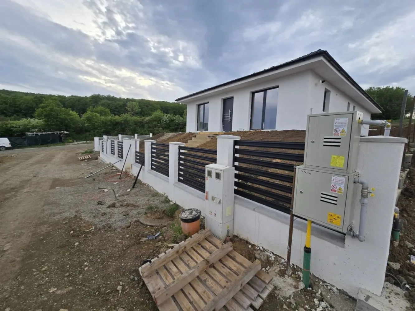 Casa 4 camere la cheie,130 mp,500 mp teren,cartier Unirii - Contact 0774048706 Bogdan
De vânzare casă, la cheie singur în curte, 4 camere situată în cartierul Unirii suprafața utilă de 106 mp suprafata construită 130 mp amplasată pe un teren cu suprafața de 500 mp, cu o deschidere la drum de xxx ml.
Compartimentare:
- 1 living, 1 bucătărie,2 băi, 3 dormitoare, 1 dressing, 1 cămară
Detalii:
- centrală termică, calorifere, geamuri tripan
- fundația casei are o adâncime de 1 m, pereții sunt din cărămidă, acoperișul de țiglă izolată cu polistiren de 15 cm.
- pod mansardabil, 
- anul construcției 2024
- gresia,faianta , parchetul, obiectele sanitare,prizele intrerupătoarele,pavajul gardul si poartă automatizată incluse in pret
Utilitați:
- curent, apă, gaz, canalizare
Casa se vinde la cheie la prețul de 160.000 + tva Euro negociabil. Comision ZERO!
Contact 0774048706 Bogdan
Daca vă place această ofertă sau pentru alte informații sunați la numărul de contact din anunț! 
Compania Zap Imobiliare vă pune la dispoziție toate actele și documentele necesare alături de asistență și consiliere permanentă până la finalizarea achiziției imobiliare. 
Ne dorim să îți oferim cea mai plăcută experiență, îndeplinim vise cu pereți!