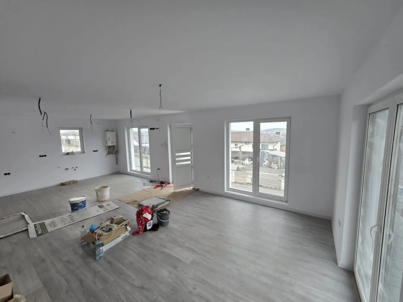Casa 4 camere la cheie,130 mp,500 mp teren,cartier Unirii - Contact 0774048706 Bogdan
De vânzare casă, la cheie singur în curte, 4 camere situată în cartierul Unirii suprafața utilă de 106 mp suprafata construită 130 mp amplasată pe un teren cu suprafața de 500 mp, cu o deschidere la drum de xxx ml.
Compartimentare:
- 1 living, 1 bucătărie,2 băi, 3 dormitoare, 1 dressing, 1 cămară
Detalii:
- centrală termică, calorifere, geamuri tripan
- fundația casei are o adâncime de 1 m, pereții sunt din cărămidă, acoperișul de țiglă izolată cu polistiren de 15 cm.
- pod mansardabil, 
- anul construcției 2024
- gresia,faianta , parchetul, obiectele sanitare,prizele intrerupătoarele,pavajul gardul si poartă automatizată incluse in pret
Utilitați:
- curent, apă, gaz, canalizare
Casa se vinde la cheie la prețul de 160.000 + tva Euro negociabil. Comision ZERO!
Contact 0774048706 Bogdan
Daca vă place această ofertă sau pentru alte informații sunați la numărul de contact din anunț! 
Compania Zap Imobiliare vă pune la dispoziție toate actele și documentele necesare alături de asistență și consiliere permanentă până la finalizarea achiziției imobiliare. 
Ne dorim să îți oferim cea mai plăcută experiență, îndeplinim vise cu pereți!