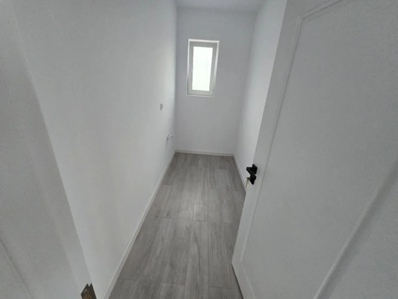 Casa 4 camere la cheie,130 mp,500 mp teren,cartier Unirii - Contact 0774048706 Bogdan
De vânzare casă, la cheie singur în curte, 4 camere situată în cartierul Unirii suprafața utilă de 106 mp suprafata construită 130 mp amplasată pe un teren cu suprafața de 500 mp, cu o deschidere la drum de xxx ml.
Compartimentare:
- 1 living, 1 bucătărie,2 băi, 3 dormitoare, 1 dressing, 1 cămară
Detalii:
- centrală termică, calorifere, geamuri tripan
- fundația casei are o adâncime de 1 m, pereții sunt din cărămidă, acoperișul de țiglă izolată cu polistiren de 15 cm.
- pod mansardabil, 
- anul construcției 2024
- gresia,faianta , parchetul, obiectele sanitare,prizele intrerupătoarele,pavajul gardul si poartă automatizată incluse in pret
Utilitați:
- curent, apă, gaz, canalizare
Casa se vinde la cheie la prețul de 160.000 + tva Euro negociabil. Comision ZERO!
Contact 0774048706 Bogdan
Daca vă place această ofertă sau pentru alte informații sunați la numărul de contact din anunț! 
Compania Zap Imobiliare vă pune la dispoziție toate actele și documentele necesare alături de asistență și consiliere permanentă până la finalizarea achiziției imobiliare. 
Ne dorim să îți oferim cea mai plăcută experiență, îndeplinim vise cu pereți!