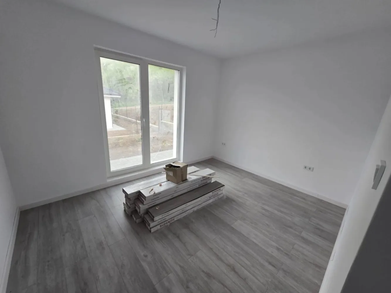 Casa 4 camere la cheie,130 mp,500 mp teren,cartier Unirii - Contact 0774048706 Bogdan
De vânzare casă, la cheie singur în curte, 4 camere situată în cartierul Unirii suprafața utilă de 106 mp suprafata construită 130 mp amplasată pe un teren cu suprafața de 500 mp, cu o deschidere la drum de xxx ml.
Compartimentare:
- 1 living, 1 bucătărie,2 băi, 3 dormitoare, 1 dressing, 1 cămară
Detalii:
- centrală termică, calorifere, geamuri tripan
- fundația casei are o adâncime de 1 m, pereții sunt din cărămidă, acoperișul de țiglă izolată cu polistiren de 15 cm.
- pod mansardabil, 
- anul construcției 2024
- gresia,faianta , parchetul, obiectele sanitare,prizele intrerupătoarele,pavajul gardul si poartă automatizată incluse in pret
Utilitați:
- curent, apă, gaz, canalizare
Casa se vinde la cheie la prețul de 160.000 + tva Euro negociabil. Comision ZERO!
Contact 0774048706 Bogdan
Daca vă place această ofertă sau pentru alte informații sunați la numărul de contact din anunț! 
Compania Zap Imobiliare vă pune la dispoziție toate actele și documentele necesare alături de asistență și consiliere permanentă până la finalizarea achiziției imobiliare. 
Ne dorim să îți oferim cea mai plăcută experiență, îndeplinim vise cu pereți!