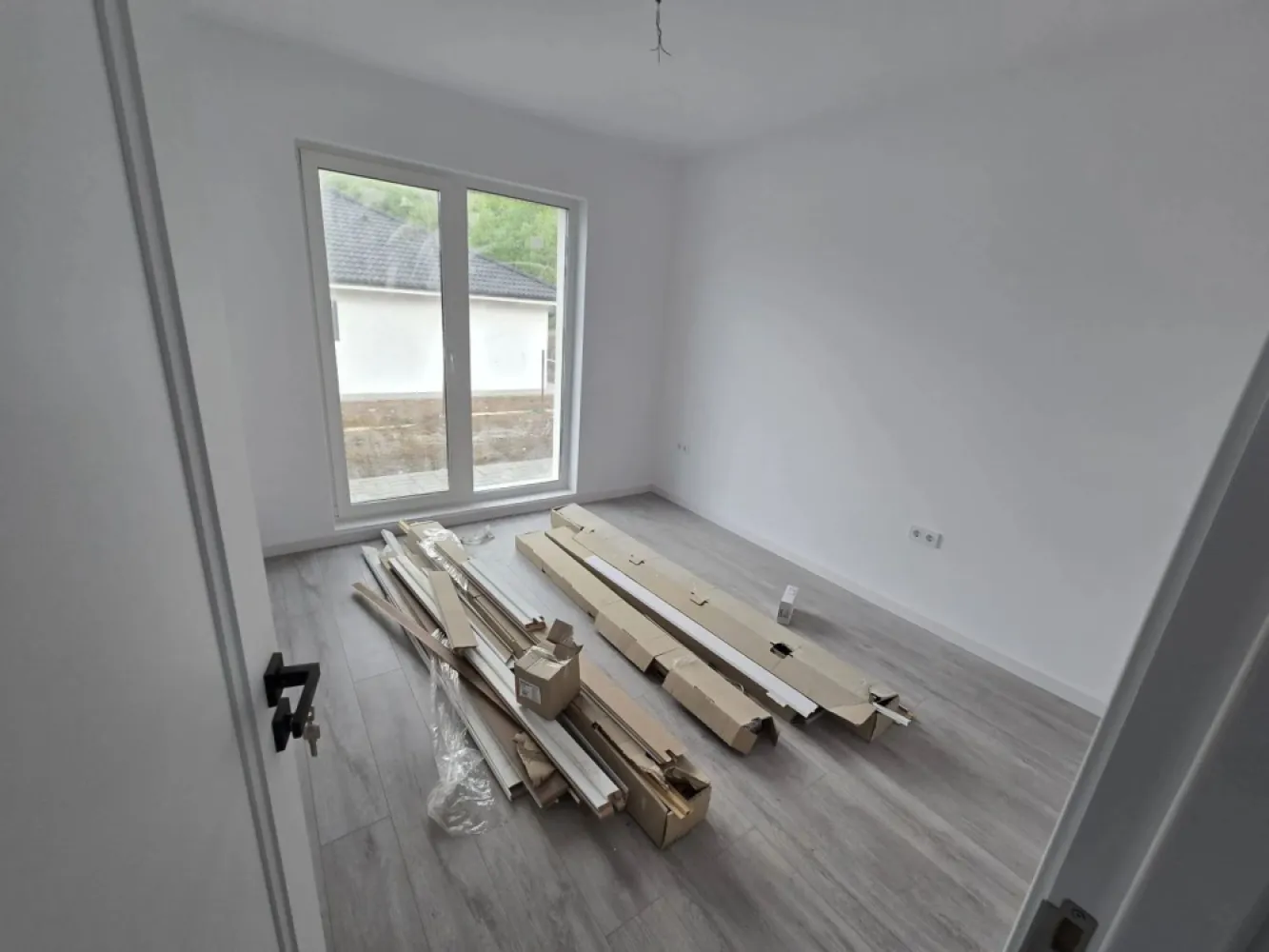 Casa 4 camere la cheie,130 mp,500 mp teren,cartier Unirii - Contact 0774048706 Bogdan
De vânzare casă, la cheie singur în curte, 4 camere situată în cartierul Unirii suprafața utilă de 106 mp suprafata construită 130 mp amplasată pe un teren cu suprafața de 500 mp, cu o deschidere la drum de xxx ml.
Compartimentare:
- 1 living, 1 bucătărie,2 băi, 3 dormitoare, 1 dressing, 1 cămară
Detalii:
- centrală termică, calorifere, geamuri tripan
- fundația casei are o adâncime de 1 m, pereții sunt din cărămidă, acoperișul de țiglă izolată cu polistiren de 15 cm.
- pod mansardabil, 
- anul construcției 2024
- gresia,faianta , parchetul, obiectele sanitare,prizele intrerupătoarele,pavajul gardul si poartă automatizată incluse in pret
Utilitați:
- curent, apă, gaz, canalizare
Casa se vinde la cheie la prețul de 160.000 + tva Euro negociabil. Comision ZERO!
Contact 0774048706 Bogdan
Daca vă place această ofertă sau pentru alte informații sunați la numărul de contact din anunț! 
Compania Zap Imobiliare vă pune la dispoziție toate actele și documentele necesare alături de asistență și consiliere permanentă până la finalizarea achiziției imobiliare. 
Ne dorim să îți oferim cea mai plăcută experiență, îndeplinim vise cu pereți!