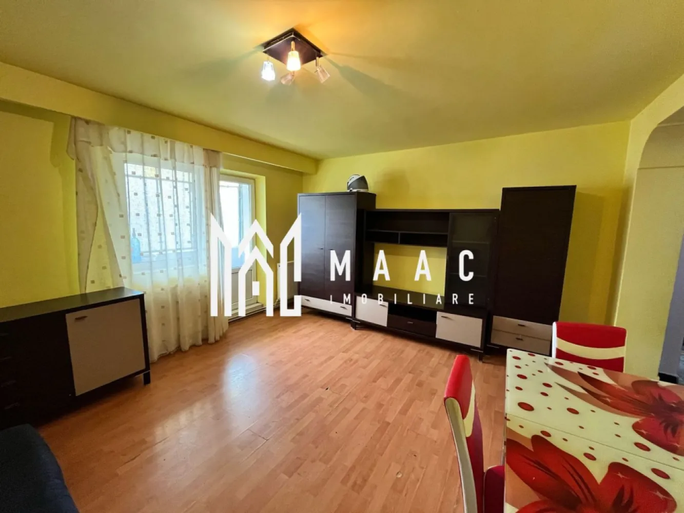 Apartament 2 camere | Decomandat | 54 MPU | SIRETULUI - 🏡 MAAC Imobiliare vă propune spre vânzare un apartament spațios, ideal pentru cei care își doresc să-l personalizeze după propriul gust!

✔ Suprafață generoasă – 54 mp, compartimentare decomandată, oferind spațiu bine organizat.
✔ Bucătărie cu balcon închis – Mai mult spațiu pentru depozitare sau pentru a crea un loc de relaxare.
✔ Etaj 4 din 5 – Locație ideală, oferind atât liniște, cât și acces facil.
✔ Necesită renovare – O oportunitate perfectă de a transforma acest apartament într-un cămin modern, exact așa cum îți dorești.
Pentru mai multe detalii și pentru programarea unei vizionări, vă rugăm să specificați ID-ul anunțului: CP2461040